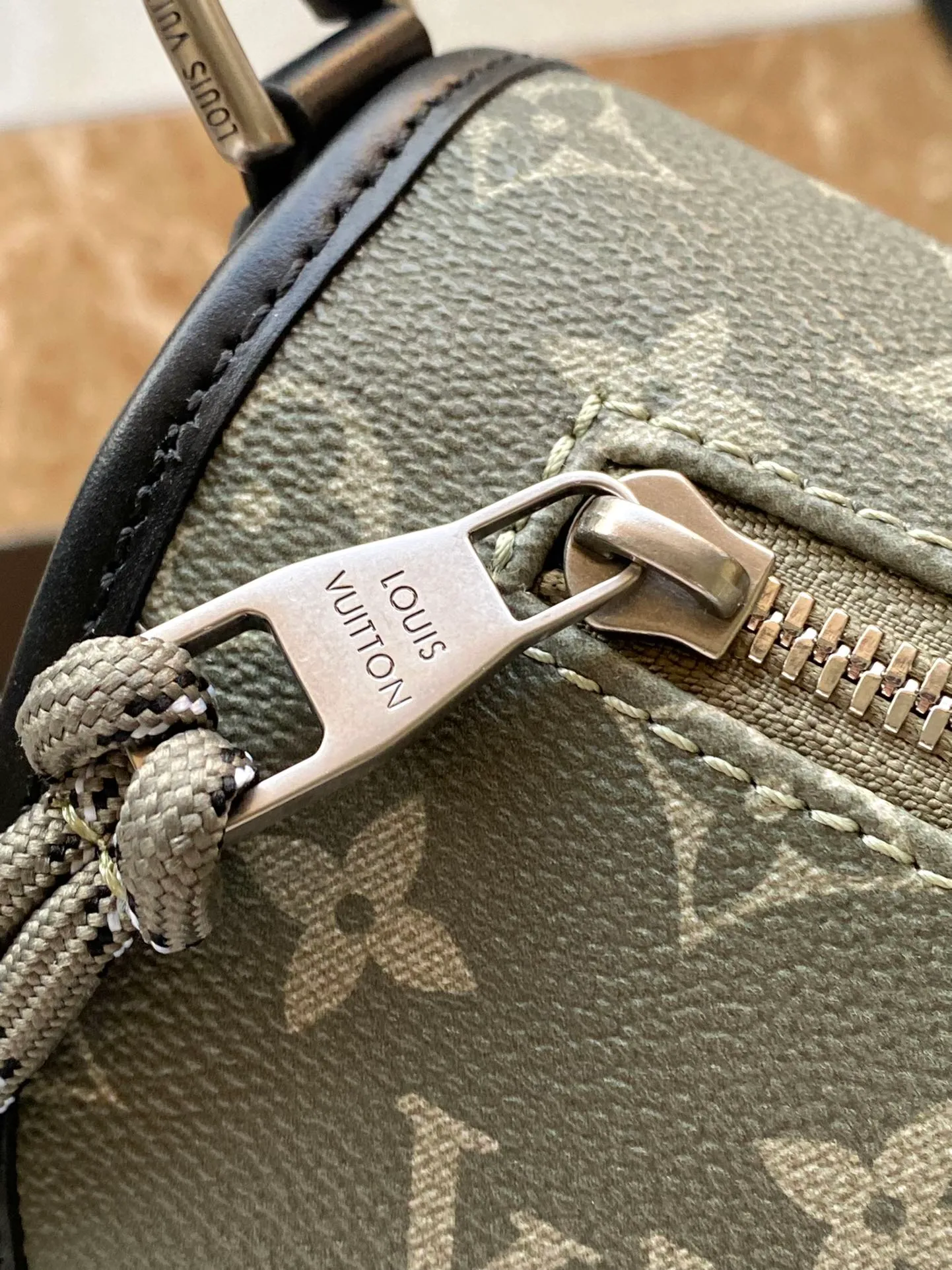 💰1280 (top layer leather) top original order M12625 Pulse messenger bag uses grain leather and Monogram canvas to interpret the modern style. The corded zipper pulls for a sporty feel, allowing you to easily open the outer pocket above the flap, while a zippered pocket is hidden underneath the flap, and the leather shoulder strap can be adjusted in length through the side loops. Dimensions: 26.6 × 17 × 11 cm