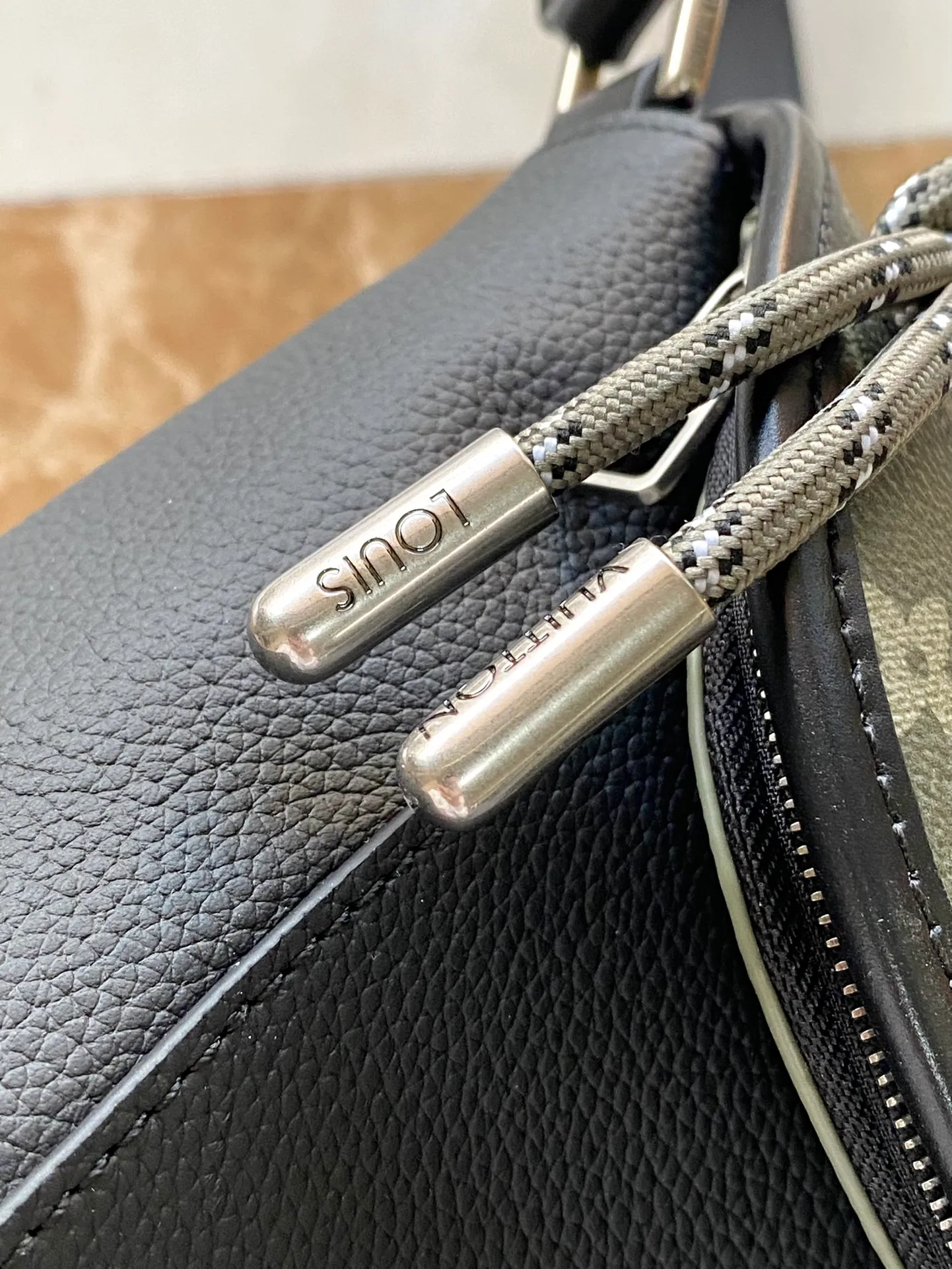 💰1280 (top layer leather) top original order M12625 Pulse messenger bag uses grain leather and Monogram canvas to interpret the modern style. The corded zipper pulls for a sporty feel, allowing you to easily open the outer pocket above the flap, while a zippered pocket is hidden underneath the flap, and the leather shoulder strap can be adjusted in length through the side loops. Dimensions: 26.6 × 17 × 11 cm