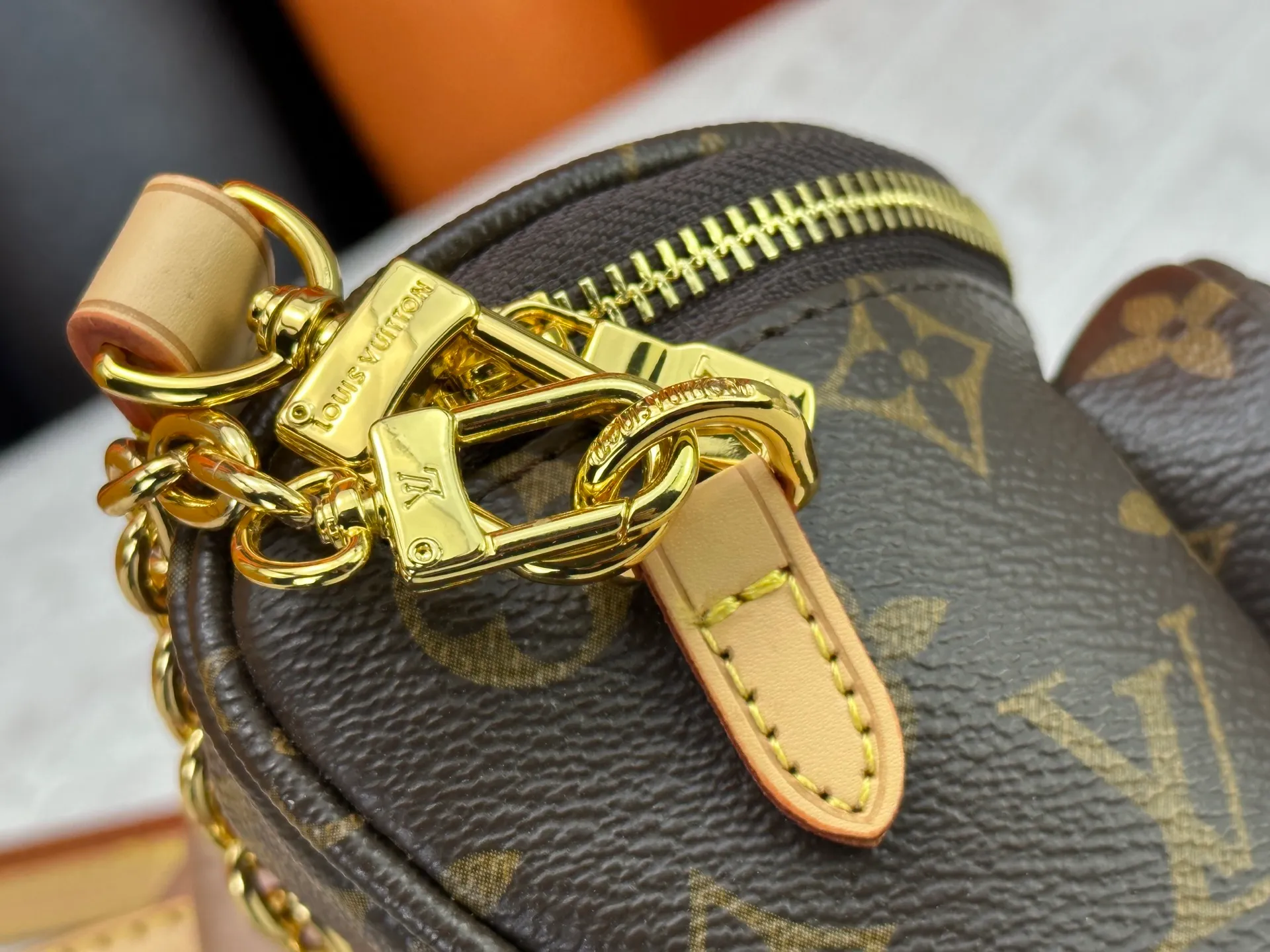 P240 M82208 M00130 M82335 This Mini Bumbag handbag comes from the LV Gradient series. The Monogram embossing of Monogram Empreinte leather renders the gradient midsummer color. The on-trend construction features a zipped main compartment and a front pocket with a Louis Vuitton leather label. With the detachable chain and detachable and adjustable shoulder strap, it can be worn as a shoulder or cross-body bag. Dimensions: 17x12x9.5 cm