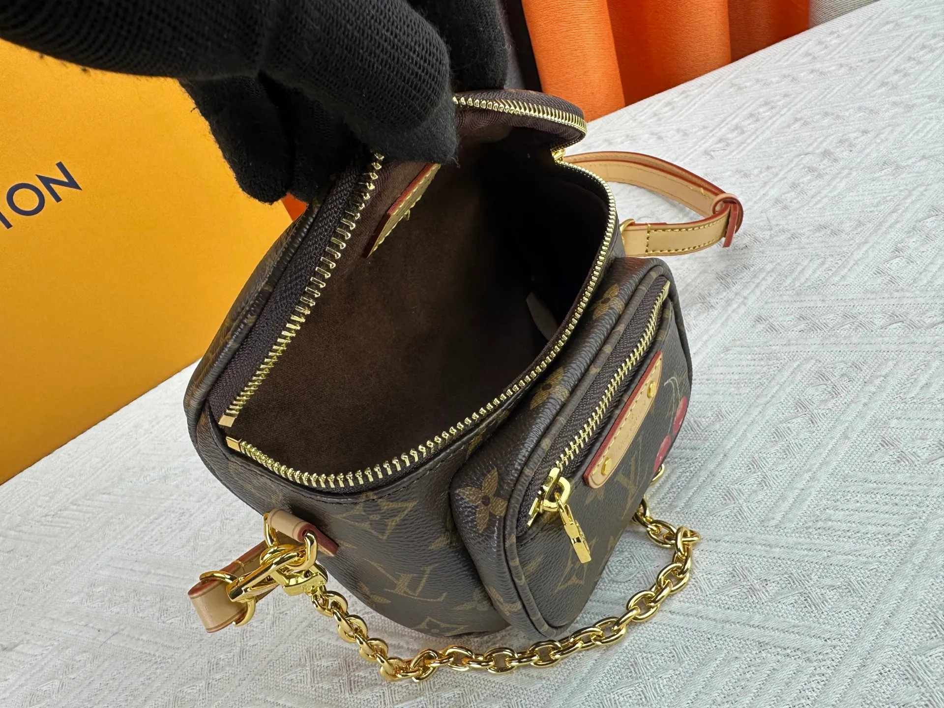 P240 M82208 M00130 M82335 This Mini Bumbag handbag comes from the LV Gradient series. The Monogram embossing of Monogram Empreinte leather renders the gradient midsummer color. The on-trend construction features a zipped main compartment and a front pocket with a Louis Vuitton leather label. With the detachable chain and detachable and adjustable shoulder strap, it can be worn as a shoulder or cross-body bag. Dimensions: 17x12x9.5 cm