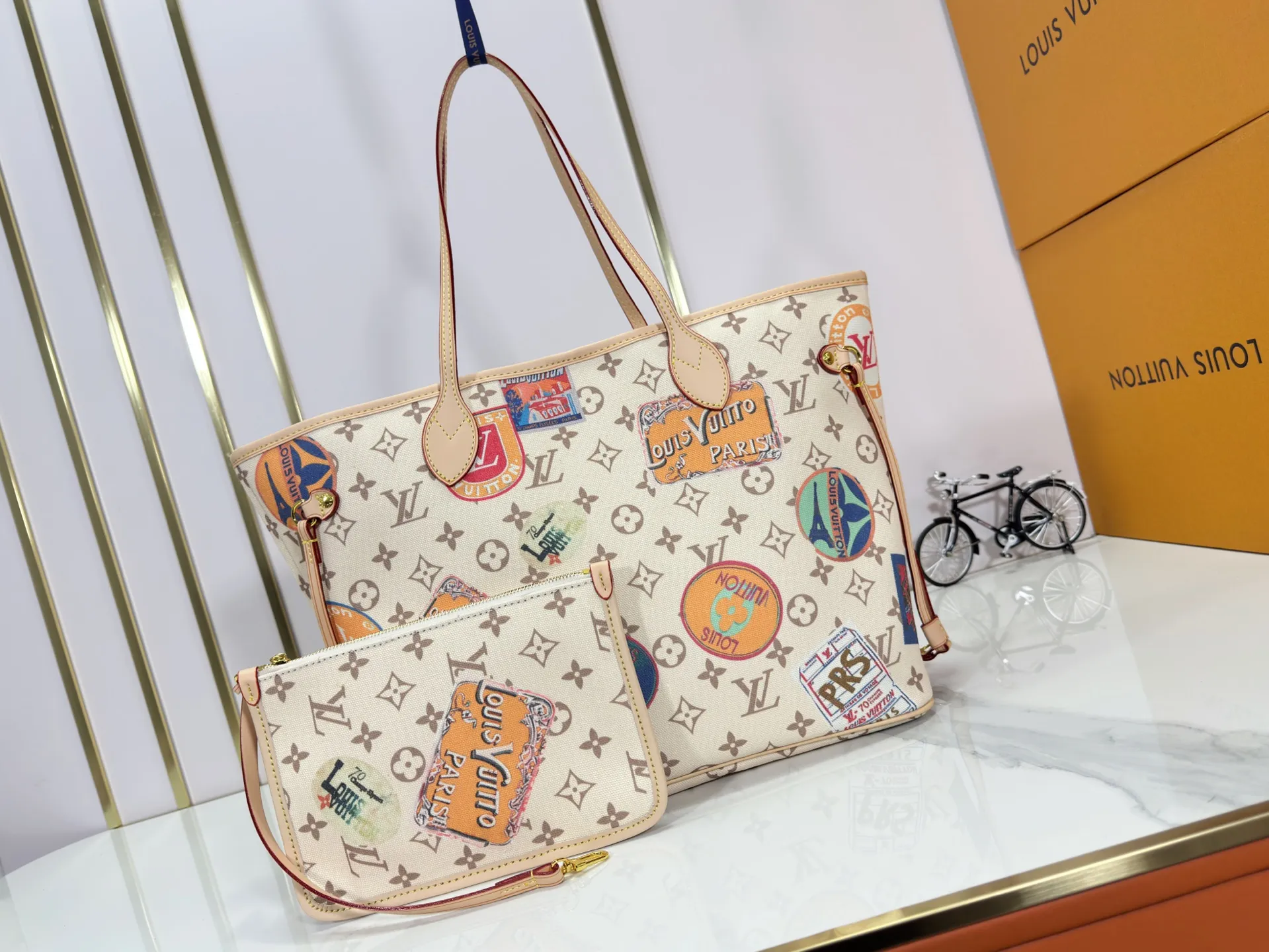 P260 Upgraded original version [Sac Neverfull Inside Out MM] M12061 M25665 M40995 White Flower Sand Dune (double-sided) This reversible Neverfull Inside Out MM bag is an ideal companion for office days and weekend vacations. Sublimated with a gold metallic finish, it's crafted from Monogram Dune canvas on one side and smooth hazel leather on the back. Designed to carry a laptop and other daily essentials, this roomy model features laces and hooks on the sides for adjusting the opening. Removable zippered pouch allows you to store small items.  Dimensions: 31x28x14 cm
