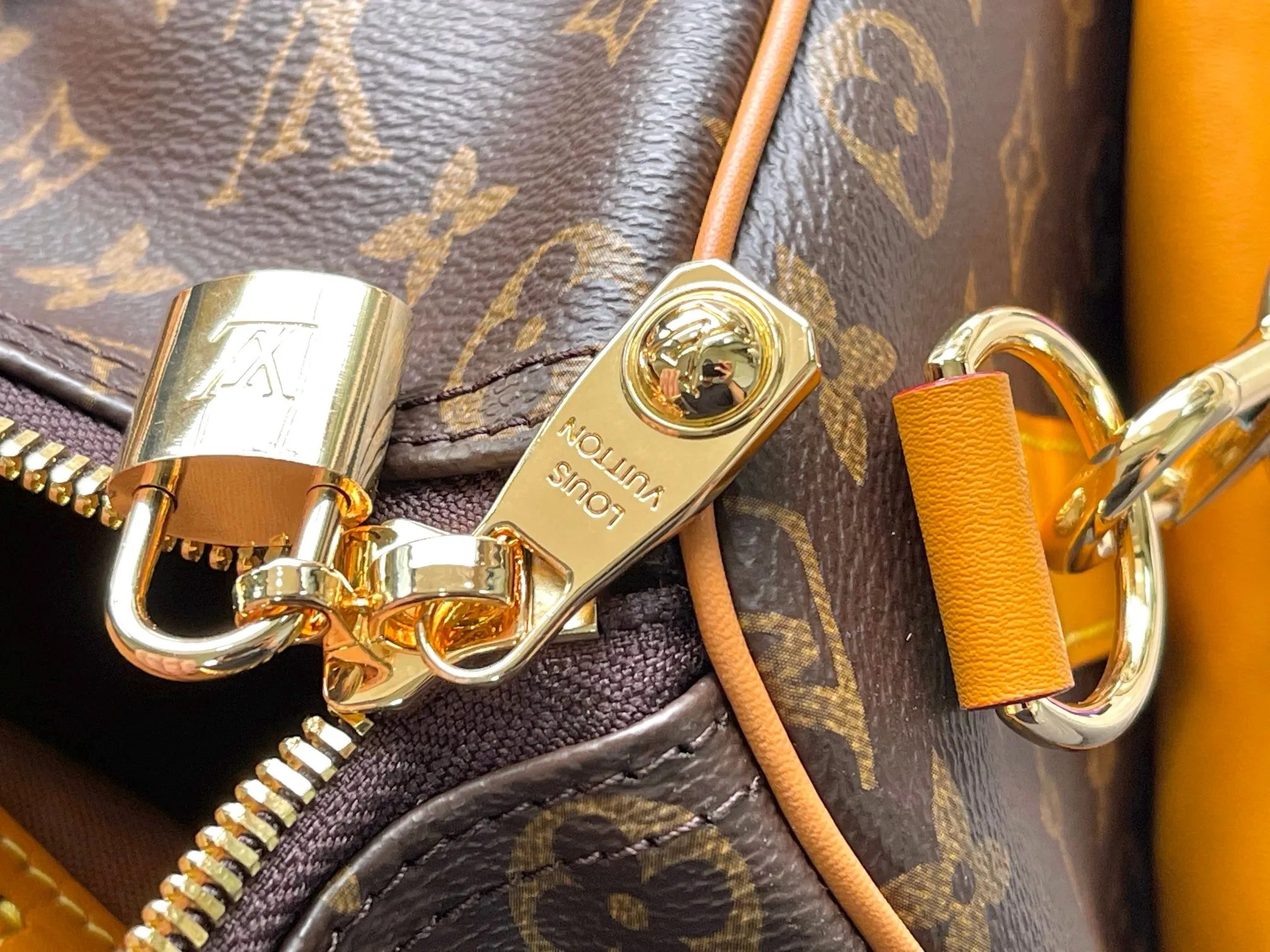💰1740 Top original order M14735 KEEPALL BANDOULIÈRE 50 travel bag This Keepall BANDOULIÈRE travel bag is made of Damier Salt full first-layer cowhide, using first-layer cowhide leather travel bagoo [handshake] [handshake] to give the large plaid rough texture. The generous capacity lives up to its name, making it perfect for weekend getaways or short trips. Detailed features 50 x 29 x 23 cm.