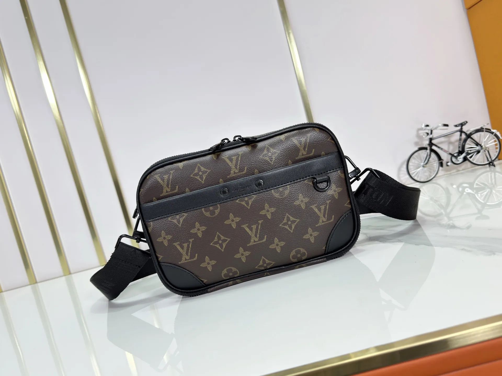 P220 upgraded original M82542 M31069 M46955 M31014 M31016 nano alpha handbag is made of monogram shadow leather with subtle embossed monogram pattern, which makes the compact structure show elegant style. Black leather rivets with black floral pattern, two corners wrapped compartments on the front, box bag, camera bag, shoulder bag oo[handshake][handshake] rivet elements are marked with brand imprints, zipper compartments and external patch pockets are convenient for storing daily needs, and the detachable and adjustable leather shoulder strap allows for comfortable carrying. 24 x 16 x 8 cm (length x height x width)