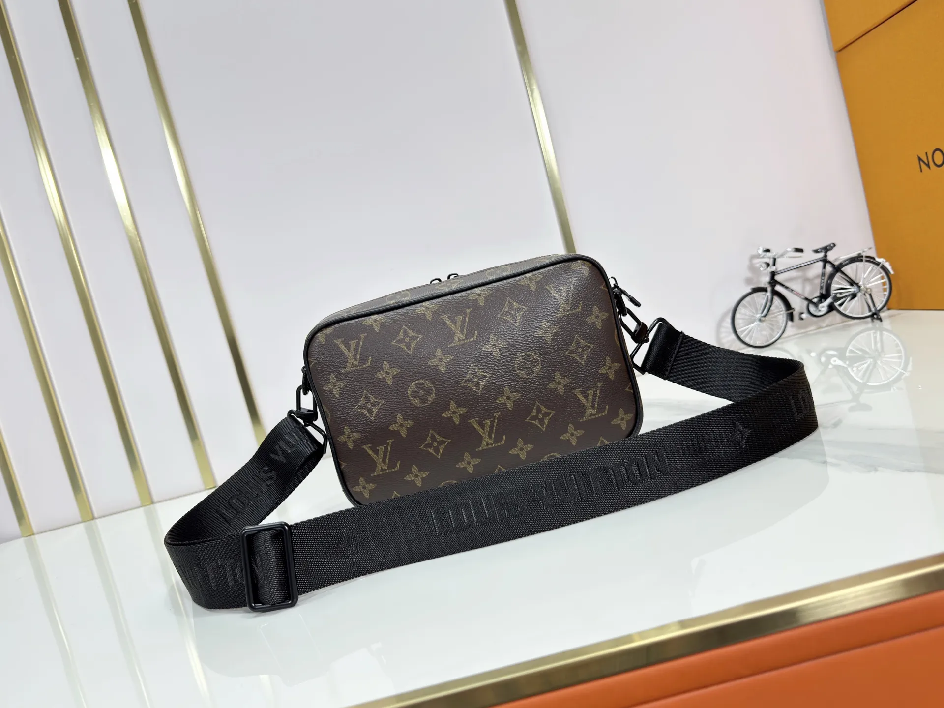 P220 upgraded original M82542 M31069 M46955 M31014 M31016 nano alpha handbag is made of monogram shadow leather with subtle embossed monogram pattern, which makes the compact structure show elegant style. Black leather rivets with black floral pattern, two corners wrapped compartments on the front, box bag, camera bag, shoulder bag oo[handshake][handshake] rivet elements are marked with brand imprints, zipper compartments and external patch pockets are convenient for storing daily needs, and the detachable and adjustable leather shoulder strap allows for comfortable carrying. 24 x 16 x 8 cm (length x height x width)