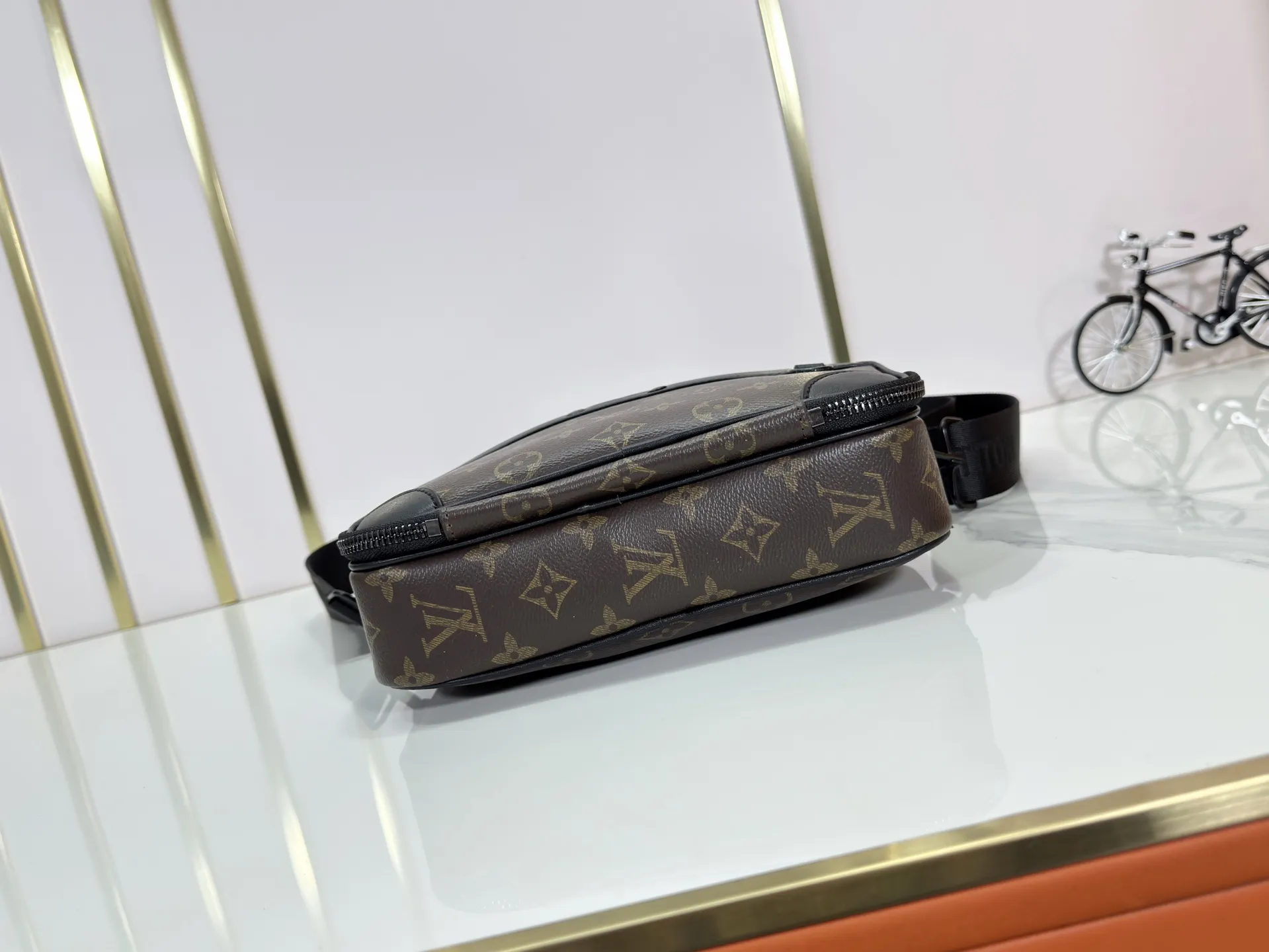 P220 upgraded original M82542 M31069 M46955 M31014 M31016 nano alpha handbag is made of monogram shadow leather with subtle embossed monogram pattern, which makes the compact structure show elegant style. Black leather rivets with black floral pattern, two corners wrapped compartments on the front, box bag, camera bag, shoulder bag oo[handshake][handshake] rivet elements are marked with brand imprints, zipper compartments and external patch pockets are convenient for storing daily needs, and the detachable and adjustable leather shoulder strap allows for comfortable carrying. 24 x 16 x 8 cm (length x height x width)