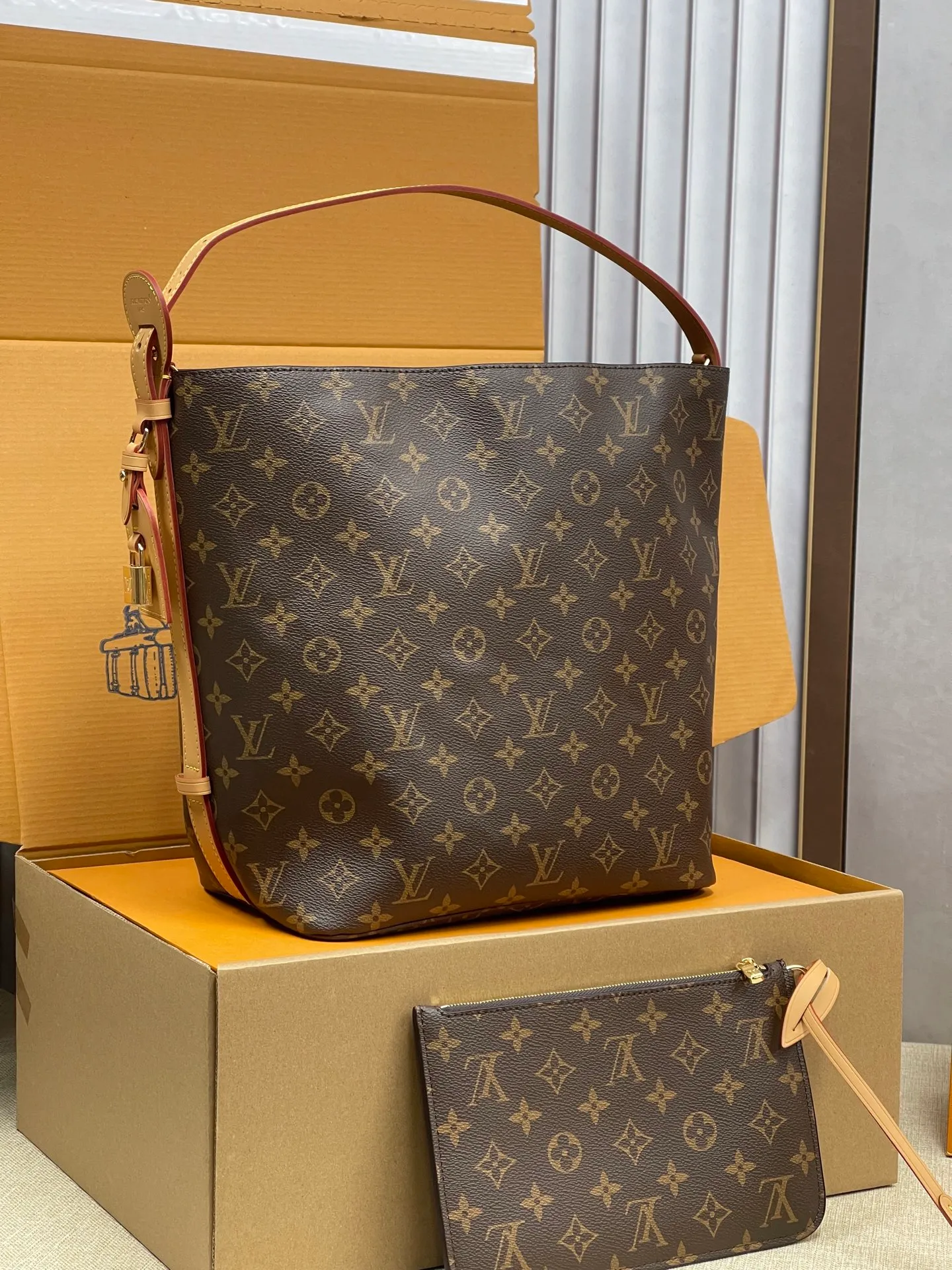 [Upgraded version] P580¥ New counter model·Upgraded version·High quality·With gift box🎁Packaging·Model M12926💗This All In large bucket bag hobo handbag conveys the fun style of the Louis Vuitton x Murakami reissued three-color series with smart details. Monogram coated canvas is rendered in the artist's rainbow of hues, and the nameplate is embellished with bows and padlocks. With the adjustable cowhide handle and leather shoulder strap, it can be carried by hand, shoulder or cross-body.  Size: 26X31X18