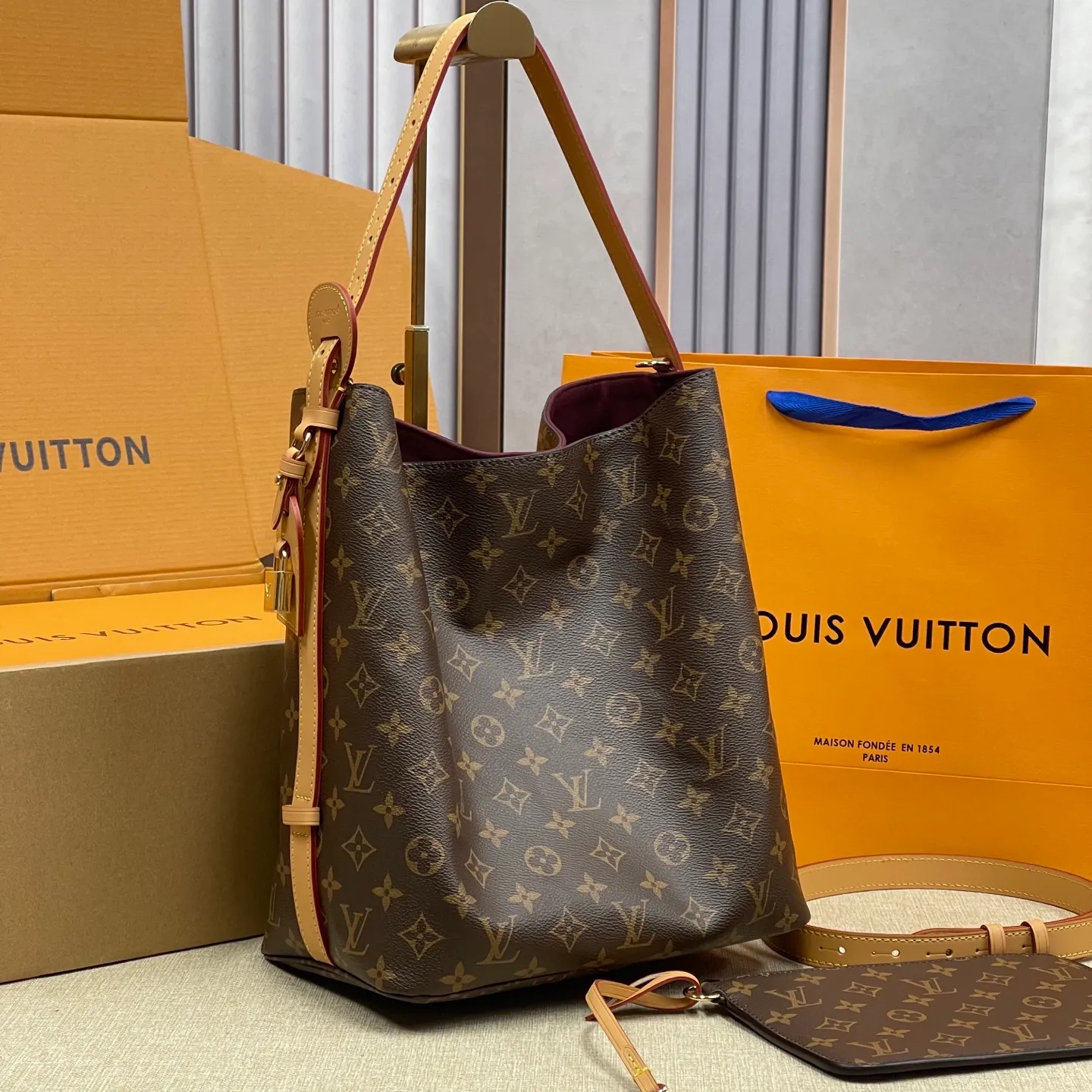 [Upgraded version] P580¥ New counter model·Upgraded version·High quality·With gift box🎁Packaging·Model M12926💗This All In large bucket bag hobo handbag conveys the fun style of the Louis Vuitton x Murakami reissued three-color series with smart details. Monogram coated canvas is rendered in the artist's rainbow of hues, and the nameplate is embellished with bows and padlocks. With the adjustable cowhide handle and leather shoulder strap, it can be carried by hand, shoulder or cross-body.  Size: 26X31X18
