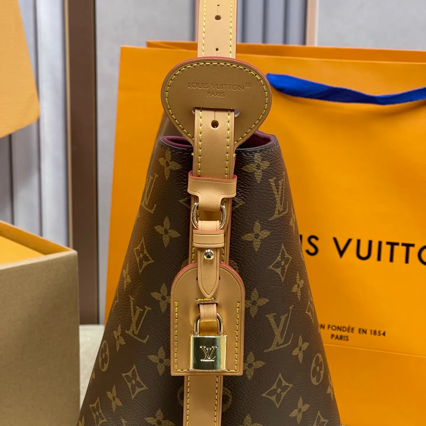 [Upgraded version] P580¥ New counter model·Upgraded version·High quality·With gift box🎁Packaging·Model M12926💗This All In large bucket bag hobo handbag conveys the fun style of the Louis Vuitton x Murakami reissued three-color series with smart details. Monogram coated canvas is rendered in the artist's rainbow of hues, and the nameplate is embellished with bows and padlocks. With the adjustable cowhide handle and leather shoulder strap, it can be carried by hand, shoulder or cross-body.  Size: 26X31X18