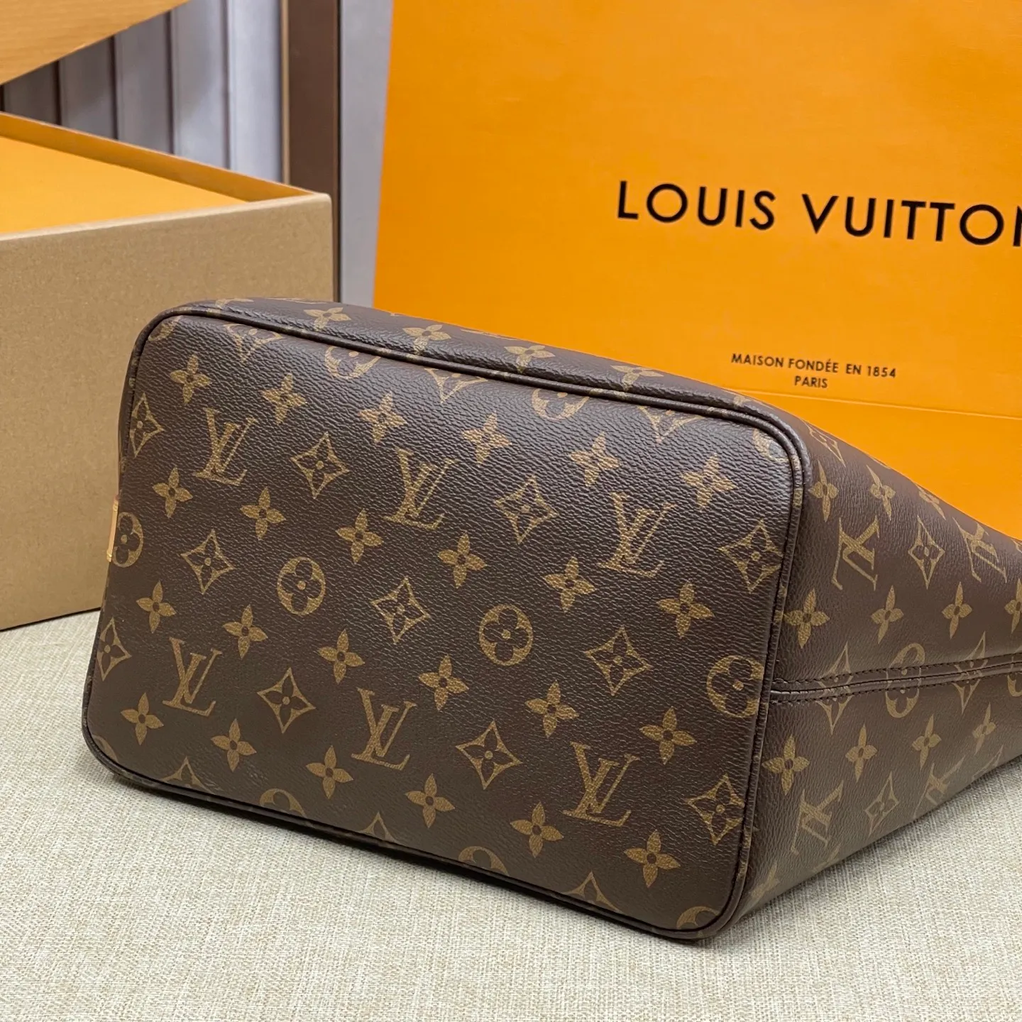 [Upgraded version] P580¥ New counter model·Upgraded version·High quality·With gift box🎁Packaging·Model M12926💗This All In large bucket bag hobo handbag conveys the fun style of the Louis Vuitton x Murakami reissued three-color series with smart details. Monogram coated canvas is rendered in the artist's rainbow of hues, and the nameplate is embellished with bows and padlocks. With the adjustable cowhide handle and leather shoulder strap, it can be carried by hand, shoulder or cross-body.  Size: 26X31X18