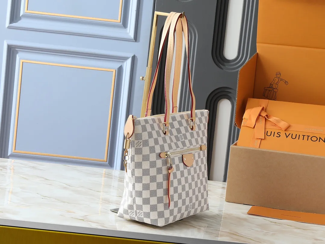 💰Large 140, small 260💰Upgraded original IENA MM handbag 41013 coffee 40040 white grid 42267 presbyopia 42268 The epitome of casual fashion The perfect daily companion for women Perfect functionality and unique elegance Will definitely become your best friend Microfiber lining & tree lamb leather decoration Front zipper layer Shiny gold metal plate decorated cowhide pull tag The quality is as real as the photo Pure copper carved hardware with first-layer cowhide. Size: large 42/27/17, small 35/23/13