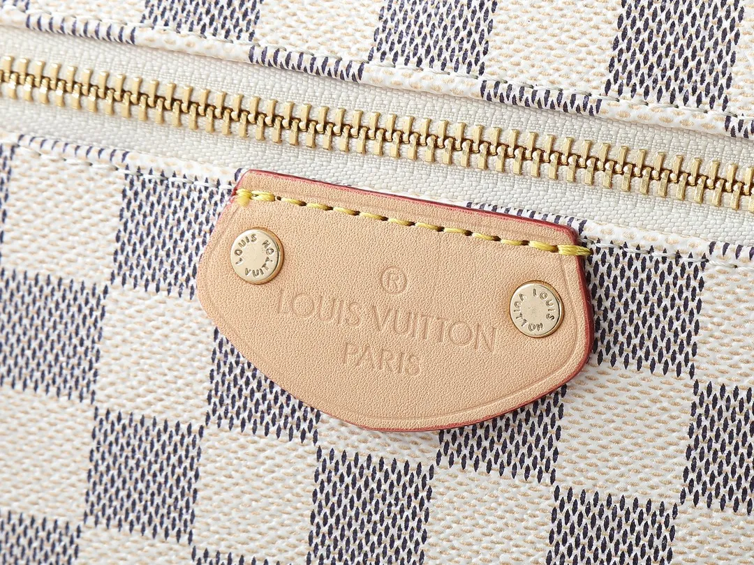 💰Large 140, small 260💰Upgraded original IENA MM handbag 41013 coffee 40040 white grid 42267 presbyopia 42268 The epitome of casual fashion The perfect daily companion for women Perfect functionality and unique elegance Will definitely become your best friend Microfiber lining & tree lamb leather decoration Front zipper layer Shiny gold metal plate decorated cowhide pull tag The quality is as real as the photo Pure copper carved hardware with first-layer cowhide. Size: large 42/27/17, small 35/23/13