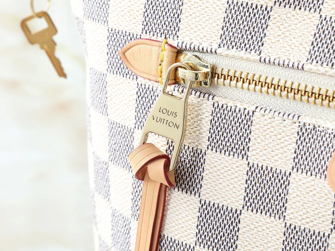 💰Large 140, small 260💰Upgraded original IENA MM handbag 41013 coffee 40040 white grid 42267 presbyopia 42268 The epitome of casual fashion The perfect daily companion for women Perfect functionality and unique elegance Will definitely become your best friend Microfiber lining & tree lamb leather decoration Front zipper layer Shiny gold metal plate decorated cowhide pull tag The quality is as real as the photo Pure copper carved hardware with first-layer cowhide. Size: large 42/27/17, small 35/23/13