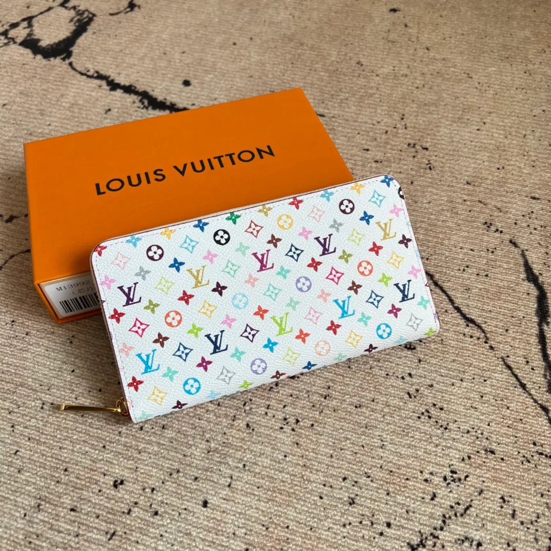 Factory price 400, top original order, M13992 white color, single zipper wallet series, Zippy Ld zipper wallet, this unique collectible zippy zipper wallet, this Monogram print is interpreted in 33 colorful colors. In 2025, Takashi Murakami and LV jointly launched the white tricolor and black tricolor, which were launched in twelve sections and became popular around the world. They are loved by celebrities and celebrities. They are lively, childlike and friendly. 19.5× 10.5x 2.5 cm (length x height x width)
