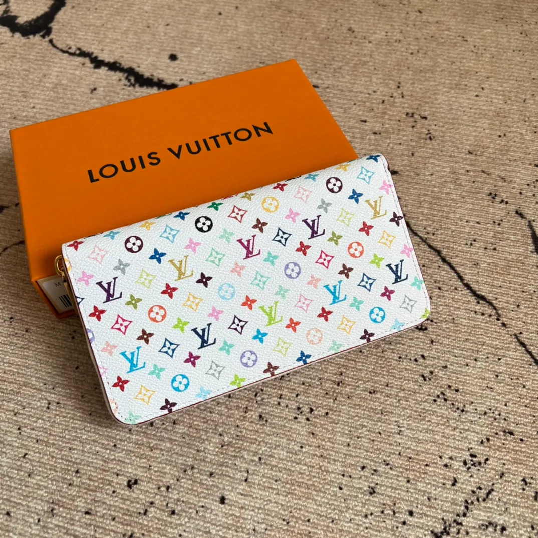 Factory price 400, top original order, M13992 white color, single zipper wallet series, Zippy Ld zipper wallet, this unique collectible zippy zipper wallet, this Monogram print is interpreted in 33 colorful colors. In 2025, Takashi Murakami and LV jointly launched the white tricolor and black tricolor, which were launched in twelve sections and became popular around the world. They are loved by celebrities and celebrities. They are lively, childlike and friendly. 19.5× 10.5x 2.5 cm (length x height x width)
