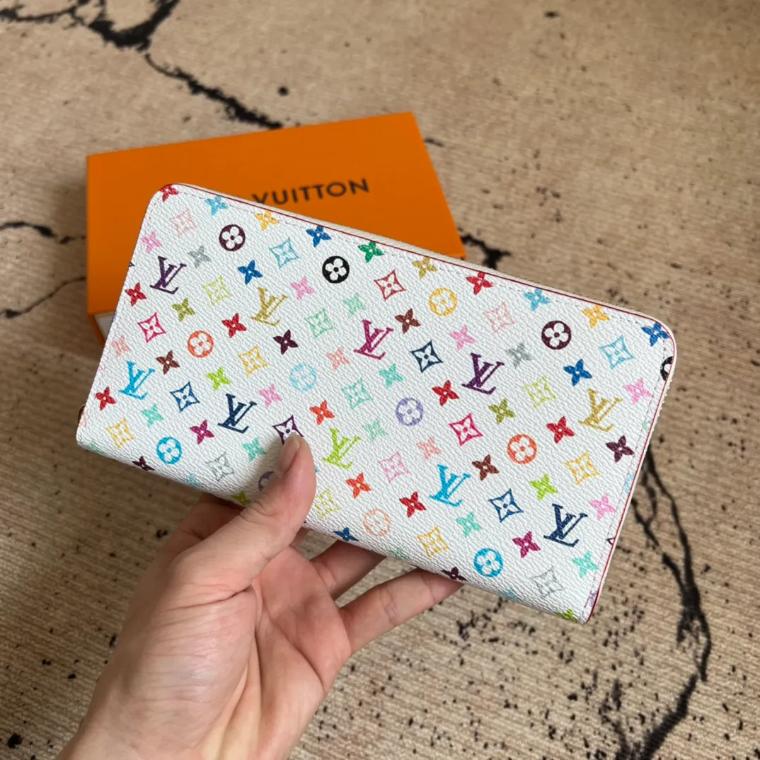 Factory price 400, top original order, M13992 white color, single zipper wallet series, Zippy Ld zipper wallet, this unique collectible zippy zipper wallet, this Monogram print is interpreted in 33 colorful colors. In 2025, Takashi Murakami and LV jointly launched the white tricolor and black tricolor, which were launched in twelve sections and became popular around the world. They are loved by celebrities and celebrities. They are lively, childlike and friendly. 19.5× 10.5x 2.5 cm (length x height x width)