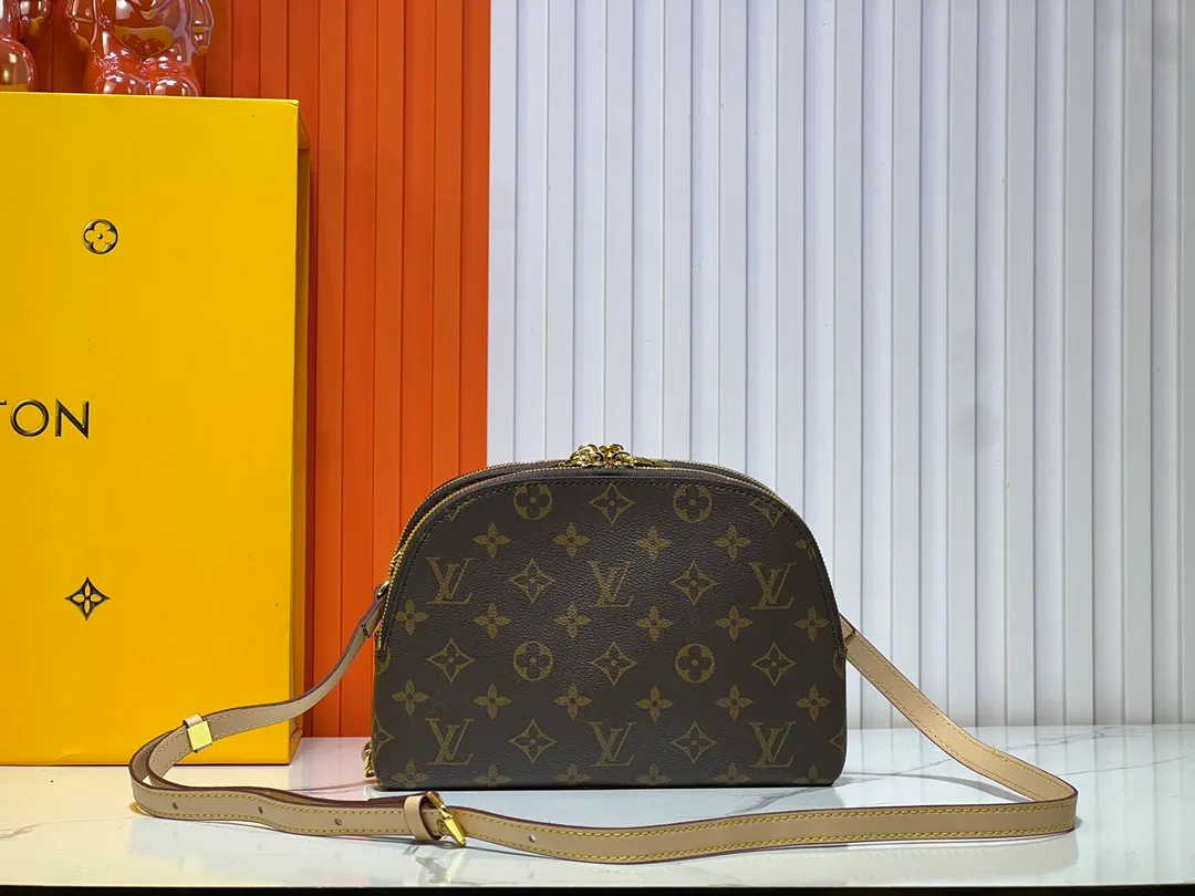 Batch 260💰M12996 LV Half Crescent Double Zipper Handbag A brand new silhouette double zipper handbag, the half crescent double zipper design is not only practical and convenient, but also an excellent choice for fashion matching. In addition, the latest item, Sim Trunk, perfectly combines sturdiness with pin details, demonstrating Louis Vuitton’s ultimate pursuit of craftsmanship. Silver zippers and exquisite chains add a touch of luxury and sophistication to the entire series. Whether you're going out on a daily basis or attending a party, these accessories can be the finishing touch to your outfit. Come and explore this Louis Vuitton 2025 collection full of surprises! Let every detail show your unique taste and personality! Size 22.14