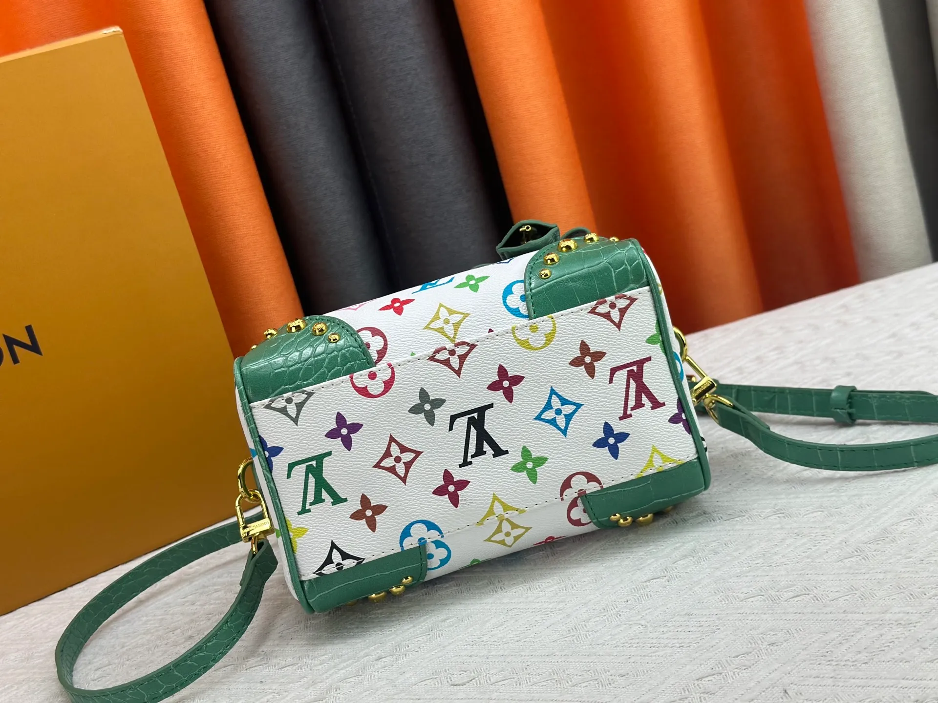 P260 Upgraded original crocodile pattern M13365 M58953 M46234 M46222 Speedy Bandoulière 20 handbag is made of soft coated canvas, and the full-length Monogram pattern is traced in colorful rainbow tones, highlighting the smart style of the Louis Vuitton x Murakami reissue series. The Toron handle and detachable shoulder strap are constructed of cow leather, the metal corners recall classic luggage elements, and the bow-shaped key bag and padlock add brand touches. Dimensions: 20.5 x 13.5 x 12.0 cm (length x height x width)