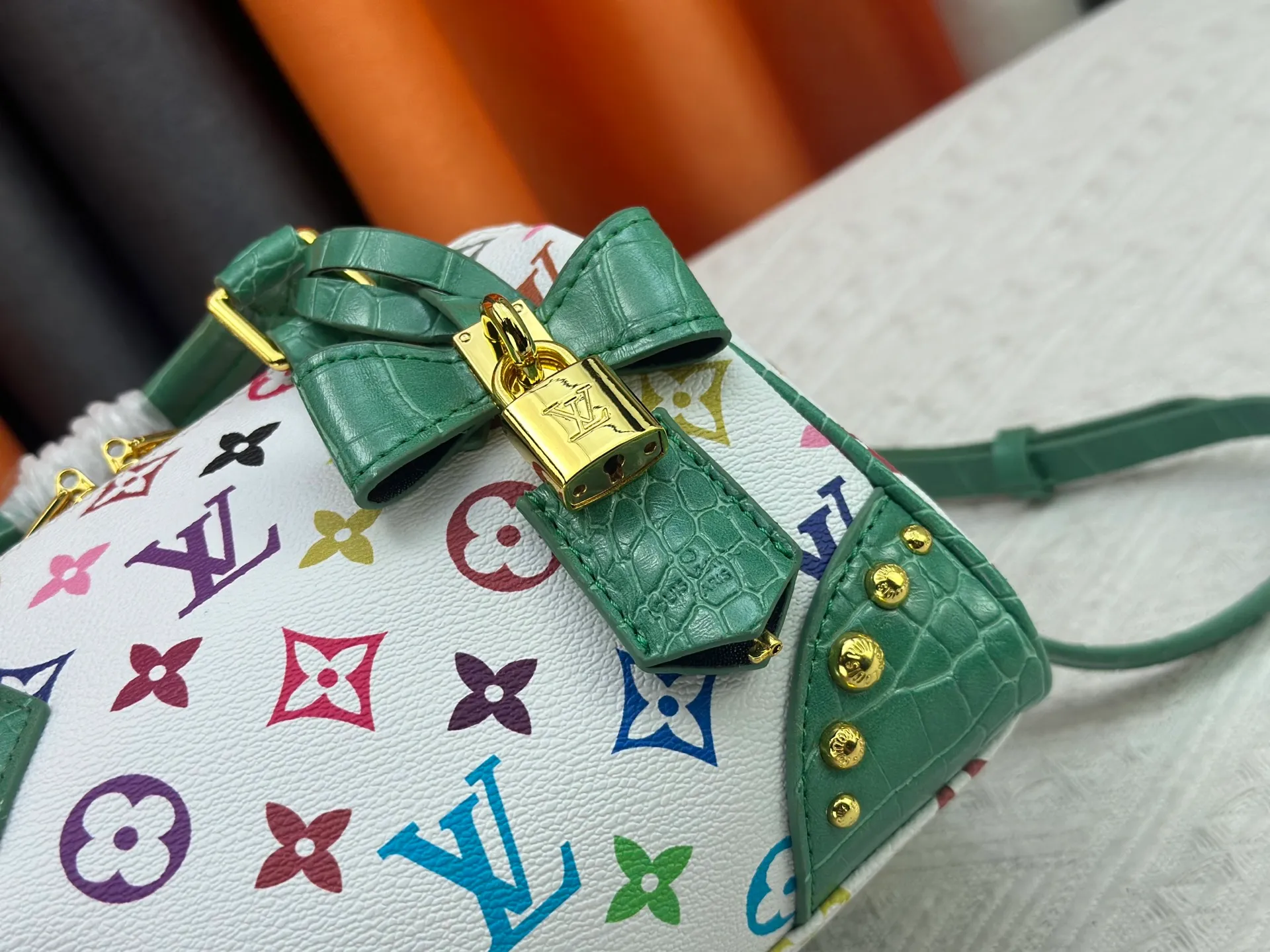 P260 Upgraded original crocodile pattern M13365 M58953 M46234 M46222 Speedy Bandoulière 20 handbag is made of soft coated canvas, and the full-length Monogram pattern is traced in colorful rainbow tones, highlighting the smart style of the Louis Vuitton x Murakami reissue series. The Toron handle and detachable shoulder strap are constructed of cow leather, the metal corners recall classic luggage elements, and the bow-shaped key bag and padlock add brand touches. Dimensions: 20.5 x 13.5 x 12.0 cm (length x height x width)