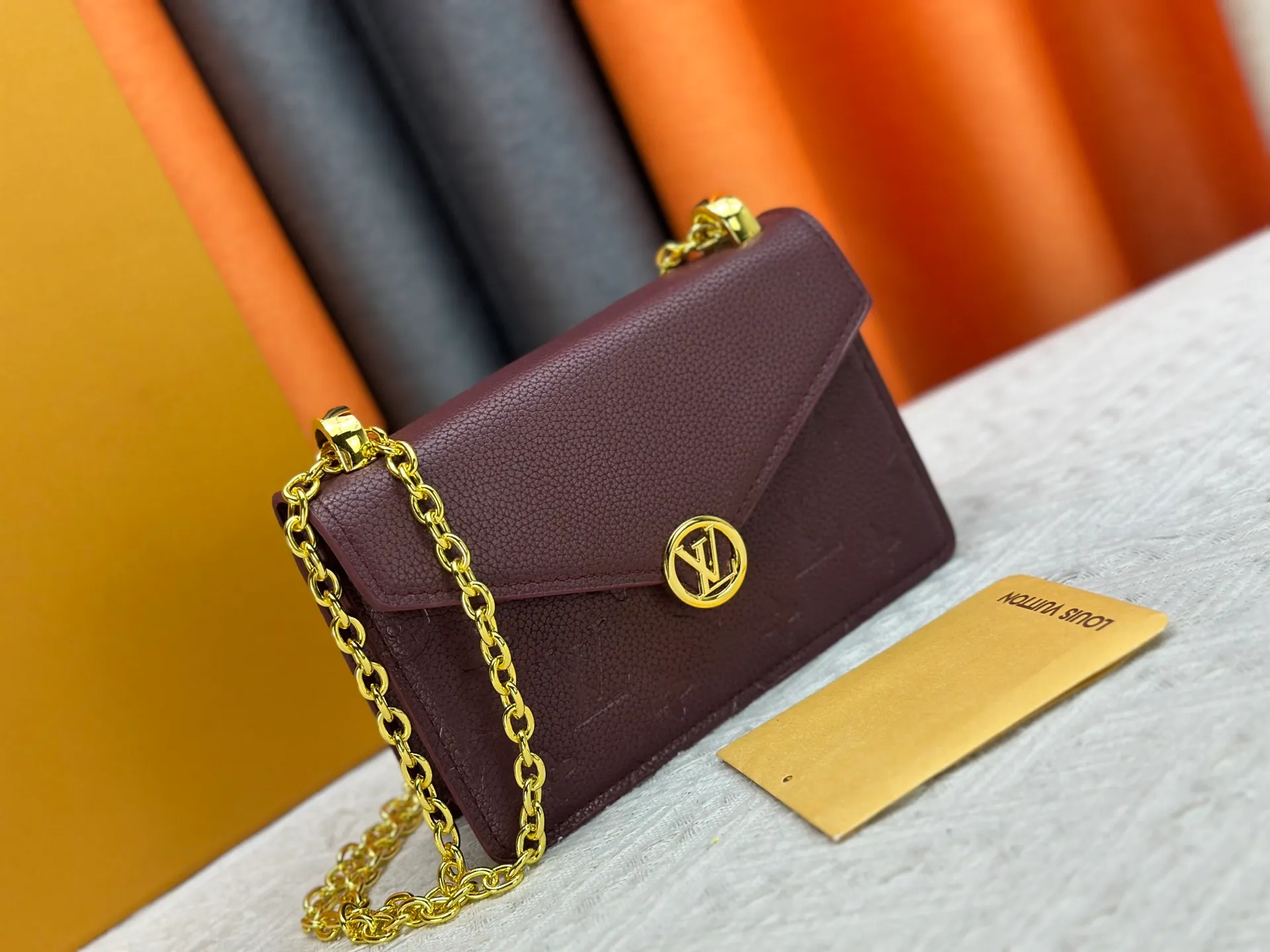P220 M13569 black M13570 gray M25814 burgundy (chain/embossed) [Portefeuille chaîne Rosy] This Rosy chain wallet is both fashionable and practical, adding a modern spirit to the Monogram Empreinte series. It has an elegant LV circle and a V-shaped flap, two hallmarks of the house. The magnetic closure reveals a surprise Monogram flower, as well as three card slots and a flat interior pocket. The sliding chain allows you to wear it crosswise or over the shoulder.  Dimensions: 19.5 x 13.5 x 6.5 cm