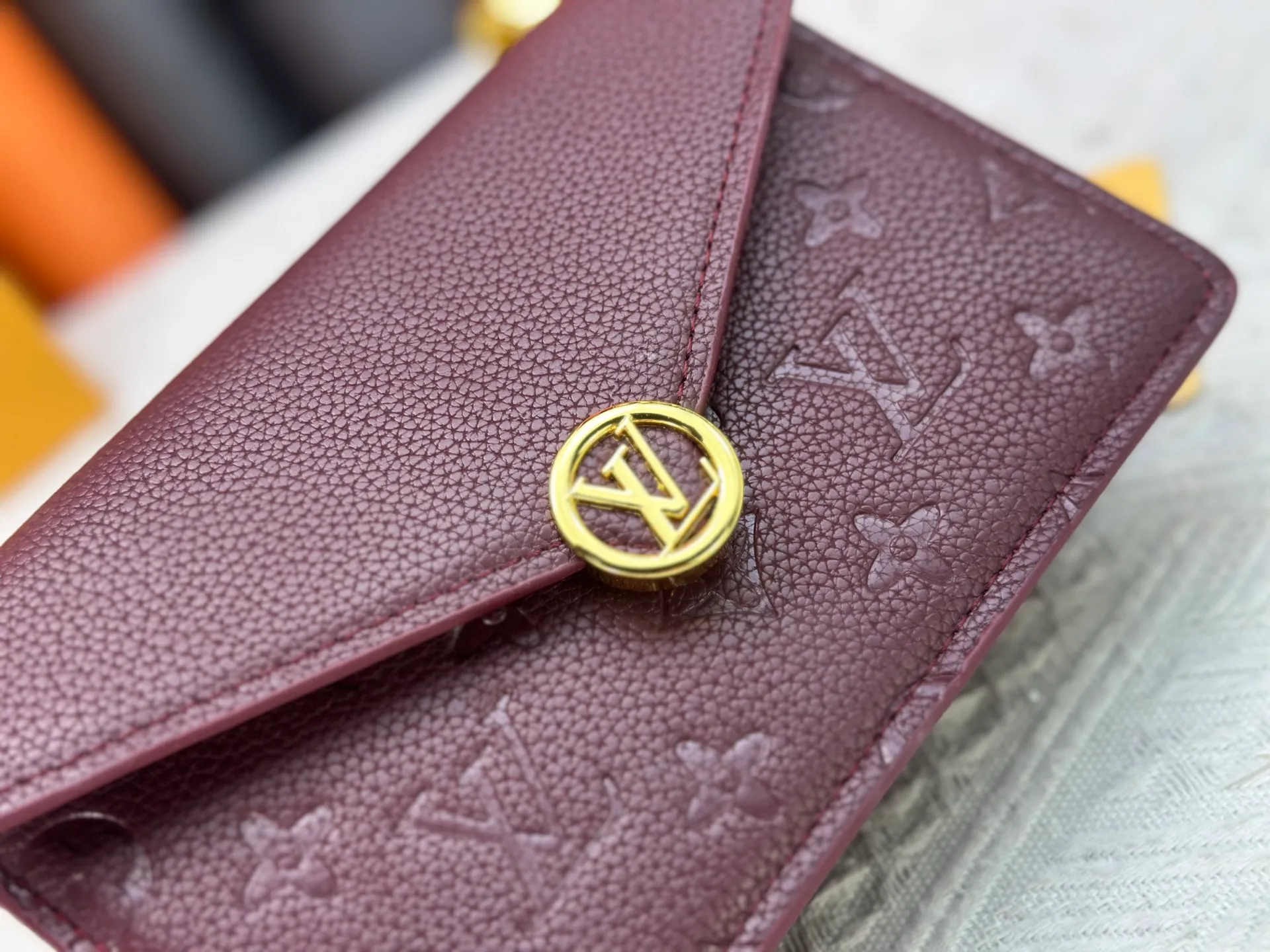 P220 M13569 black M13570 gray M25814 burgundy (chain/embossed) [Portefeuille chaîne Rosy] This Rosy chain wallet is both fashionable and practical, adding a modern spirit to the Monogram Empreinte series. It has an elegant LV circle and a V-shaped flap, two hallmarks of the house. The magnetic closure reveals a surprise Monogram flower, as well as three card slots and a flat interior pocket. The sliding chain allows you to wear it crosswise or over the shoulder.  Dimensions: 19.5 x 13.5 x 6.5 cm