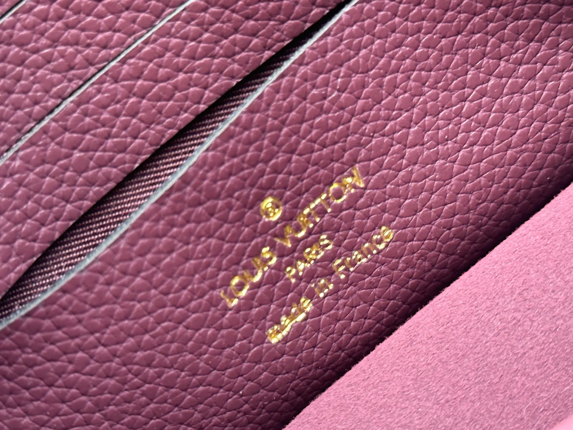 P220 M13569 black M13570 gray M25814 burgundy (chain/embossed) [Portefeuille chaîne Rosy] This Rosy chain wallet is both fashionable and practical, adding a modern spirit to the Monogram Empreinte series. It has an elegant LV circle and a V-shaped flap, two hallmarks of the house. The magnetic closure reveals a surprise Monogram flower, as well as three card slots and a flat interior pocket. The sliding chain allows you to wear it crosswise or over the shoulder.  Dimensions: 19.5 x 13.5 x 6.5 cm