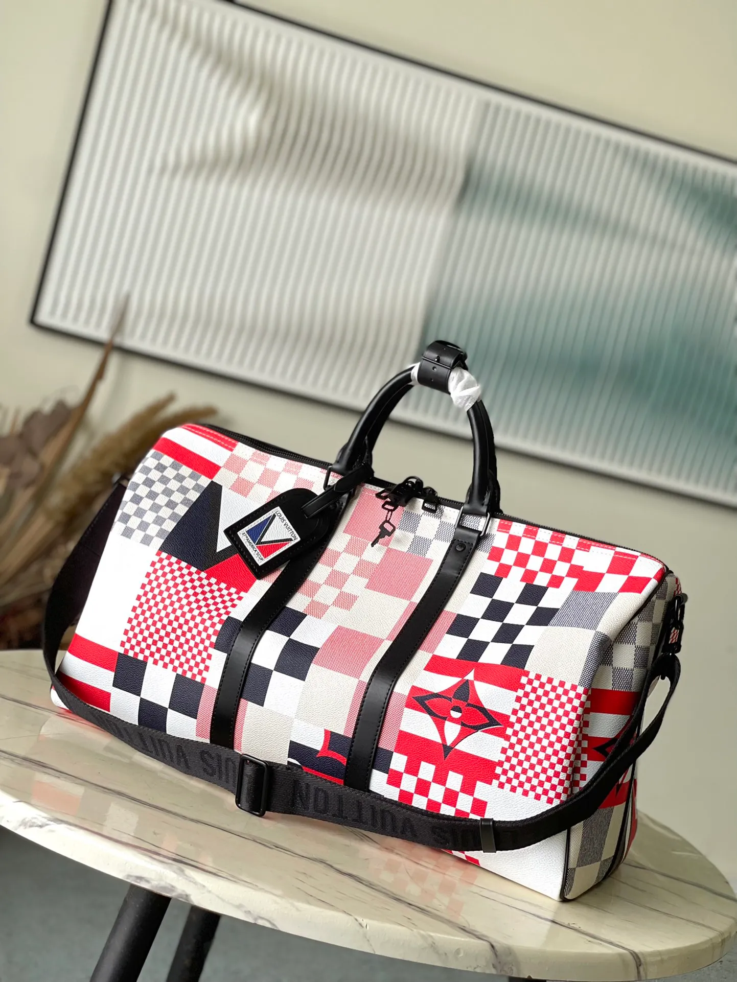 💰1180 Top Original M11674 This Keepall Bandouliere50 travel bag is from the America's Cup series. It uses Damier Flags canvas to gather flag patterns of different proportions and tones, and uses the new Damier pattern to pay tribute to the nautical tradition of using flags to transmit signals. Dimensions: 50 × 29 × 23 cm