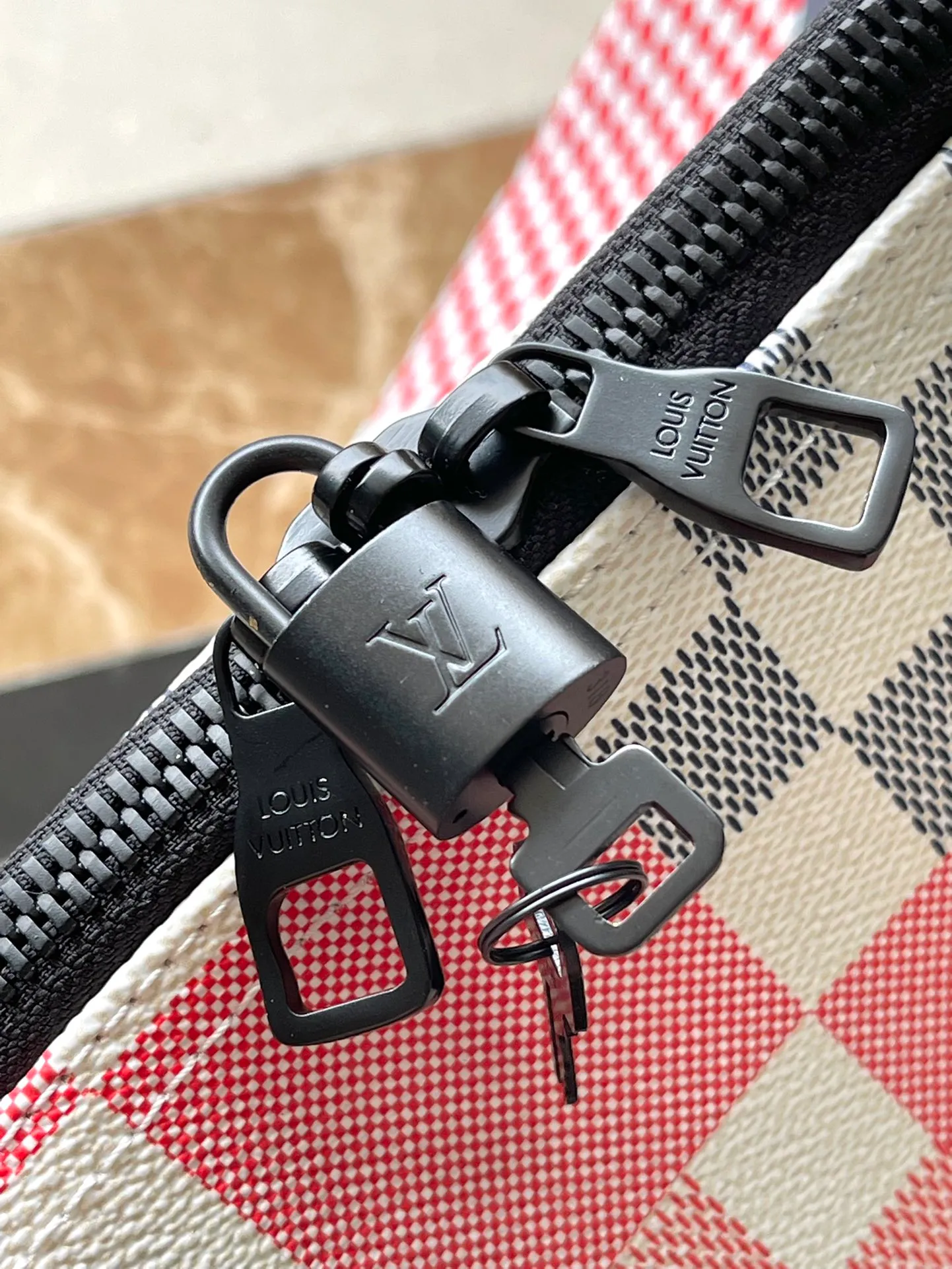 💰1180 Top Original M11674 This Keepall Bandouliere50 travel bag is from the America's Cup series. It uses Damier Flags canvas to gather flag patterns of different proportions and tones, and uses the new Damier pattern to pay tribute to the nautical tradition of using flags to transmit signals. Dimensions: 50 × 29 × 23 cm