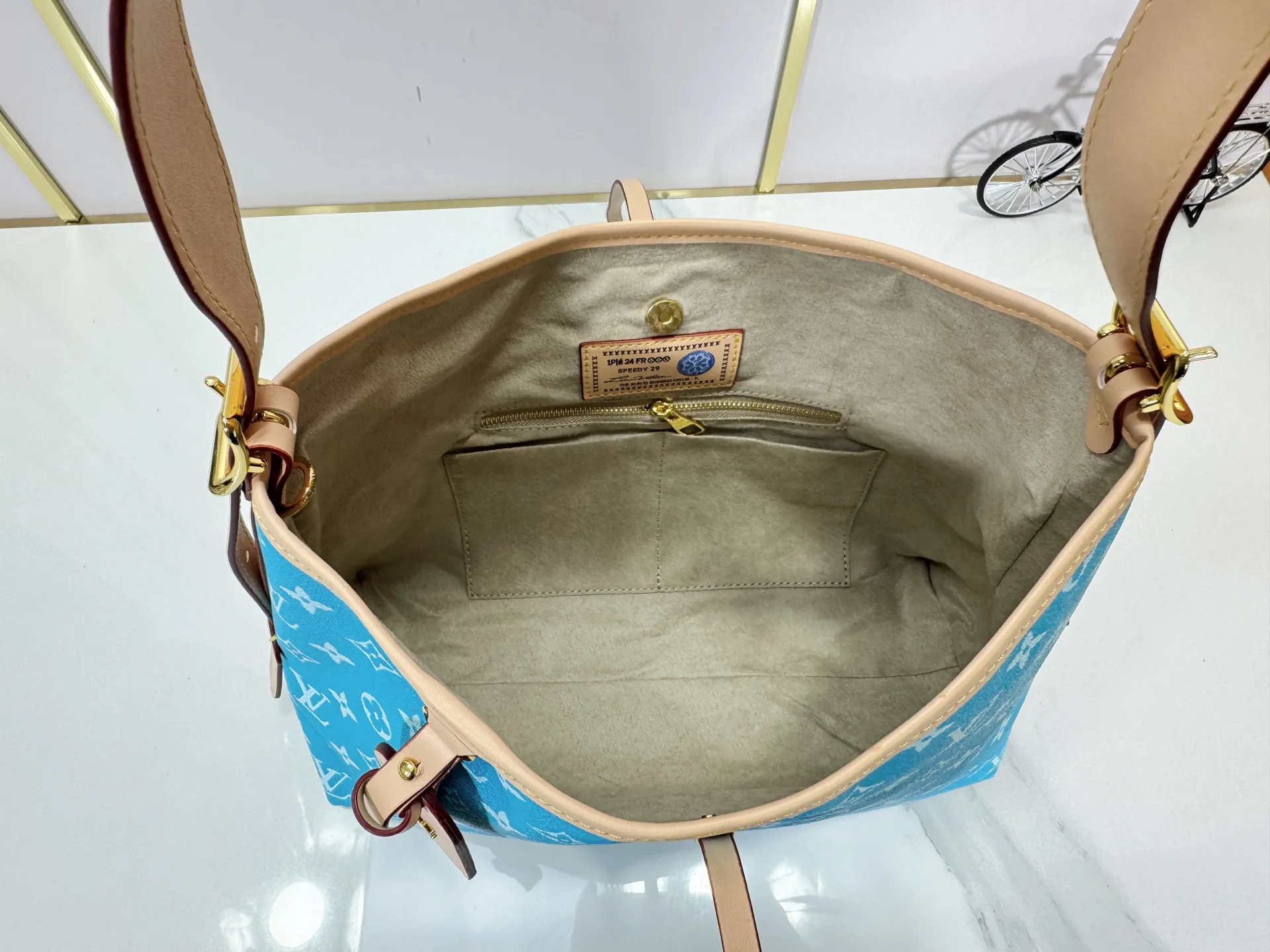 P280 upgraded original M24861 M25143 M46203 M46197 Colorful, legendary CarryAll medium handbag, with Monogram canvas and leather trimming to create a body-fitting design. There's a zipped pocket inside the ample space, and a detachable zipped clutch adds a functional element, with a buckle-adjustable handle. Small size: 29 x 24 x 12 cm
