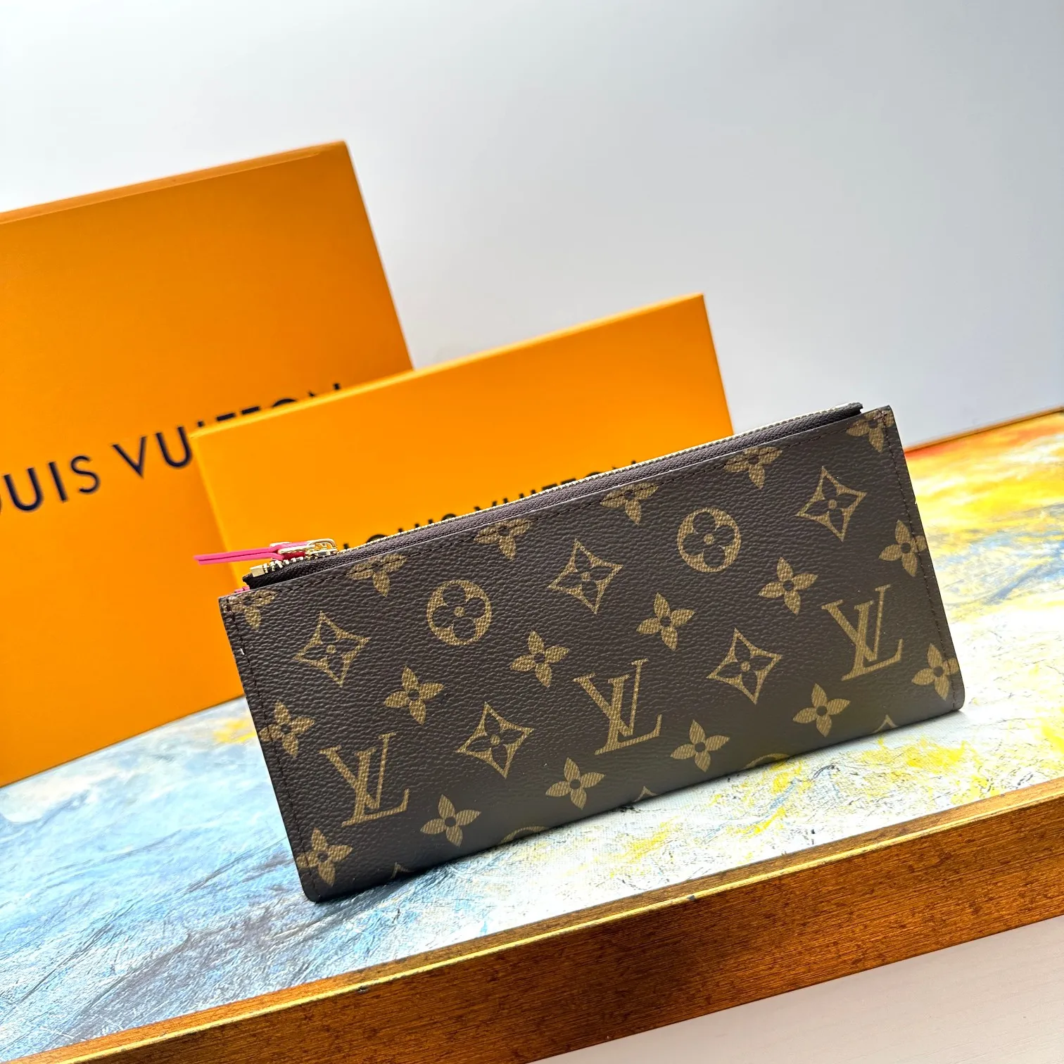 💰120 💎Top original version #Super practical, still popular# Official website synchronized version! Combining Louis Vuitton's classic Monogram canvas material with a bright colored leather lining, the stylish Adele wallet features a modern thin design, two leather zippers and a magnetic clasp for easy opening. It also works as a clutch. 12 credit card slots, 2 zippered compartments for coins or a smartphone, 2 flat interior pockets, embossed cowhide leather lining, shiny gold-tone hardware. ❤️Model: M61269 Size 21x9x2.