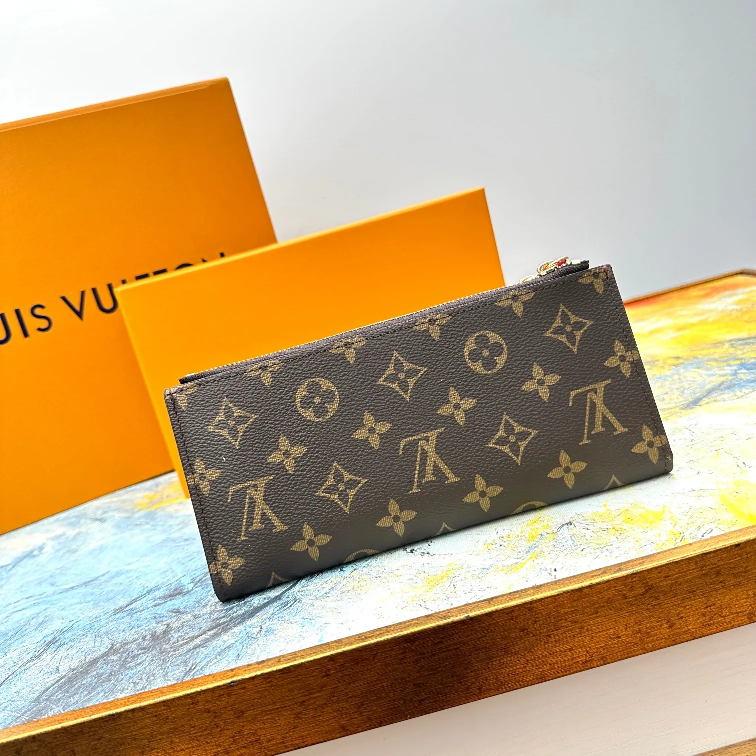 💰120 💎Top original version #Super practical, still popular# Official website synchronized version! Combining Louis Vuitton's classic Monogram canvas material with a bright colored leather lining, the stylish Adele wallet features a modern thin design, two leather zippers and a magnetic clasp for easy opening. It also works as a clutch. 12 credit card slots, 2 zippered compartments for coins or a smartphone, 2 flat interior pockets, embossed cowhide leather lining, shiny gold-tone hardware. ❤️Model: M61269 Size 21x9x2.