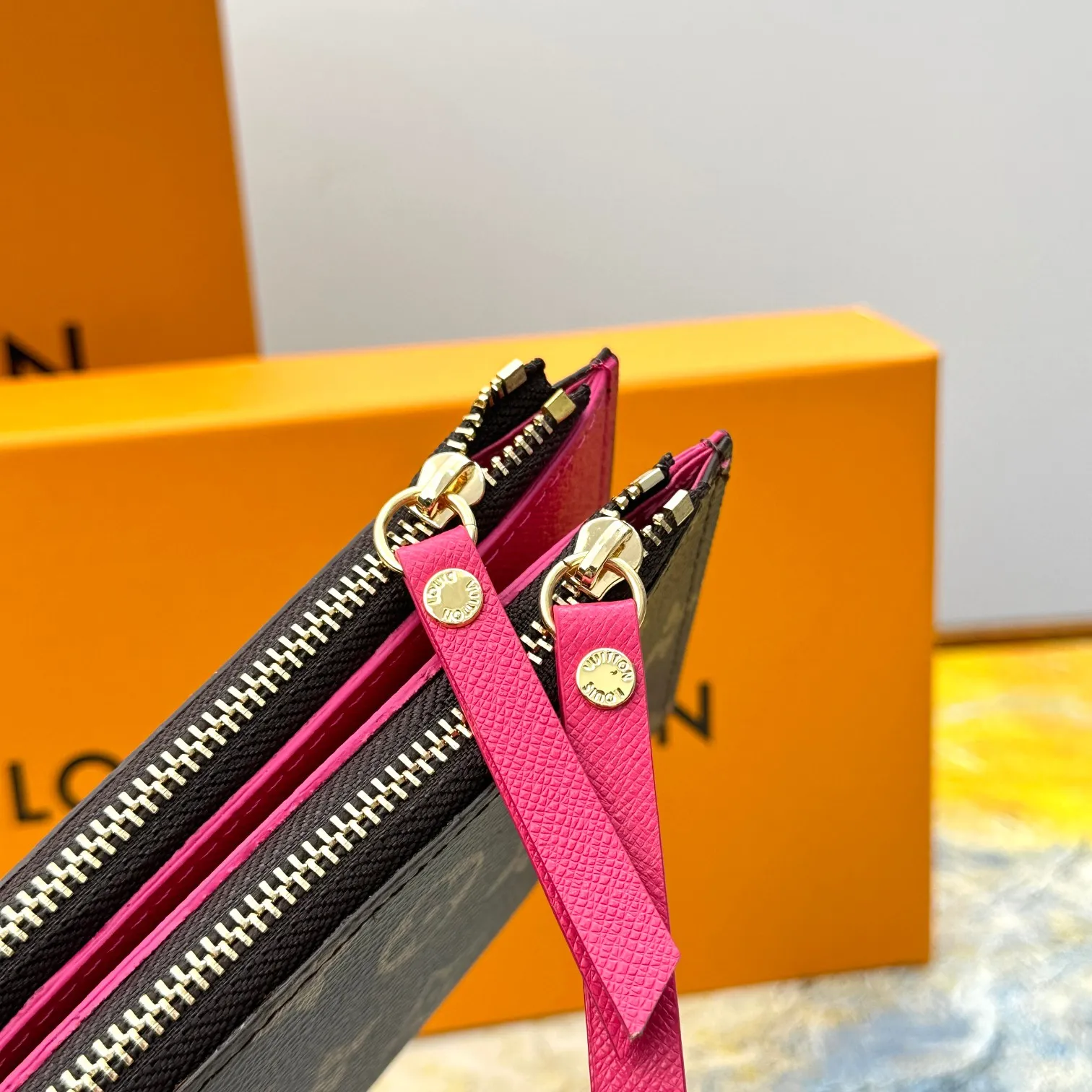 💰120 💎Top original version #Super practical, still popular# Official website synchronized version! Combining Louis Vuitton's classic Monogram canvas material with a bright colored leather lining, the stylish Adele wallet features a modern thin design, two leather zippers and a magnetic clasp for easy opening. It also works as a clutch. 12 credit card slots, 2 zippered compartments for coins or a smartphone, 2 flat interior pockets, embossed cowhide leather lining, shiny gold-tone hardware. ❤️Model: M61269 Size 21x9x2.