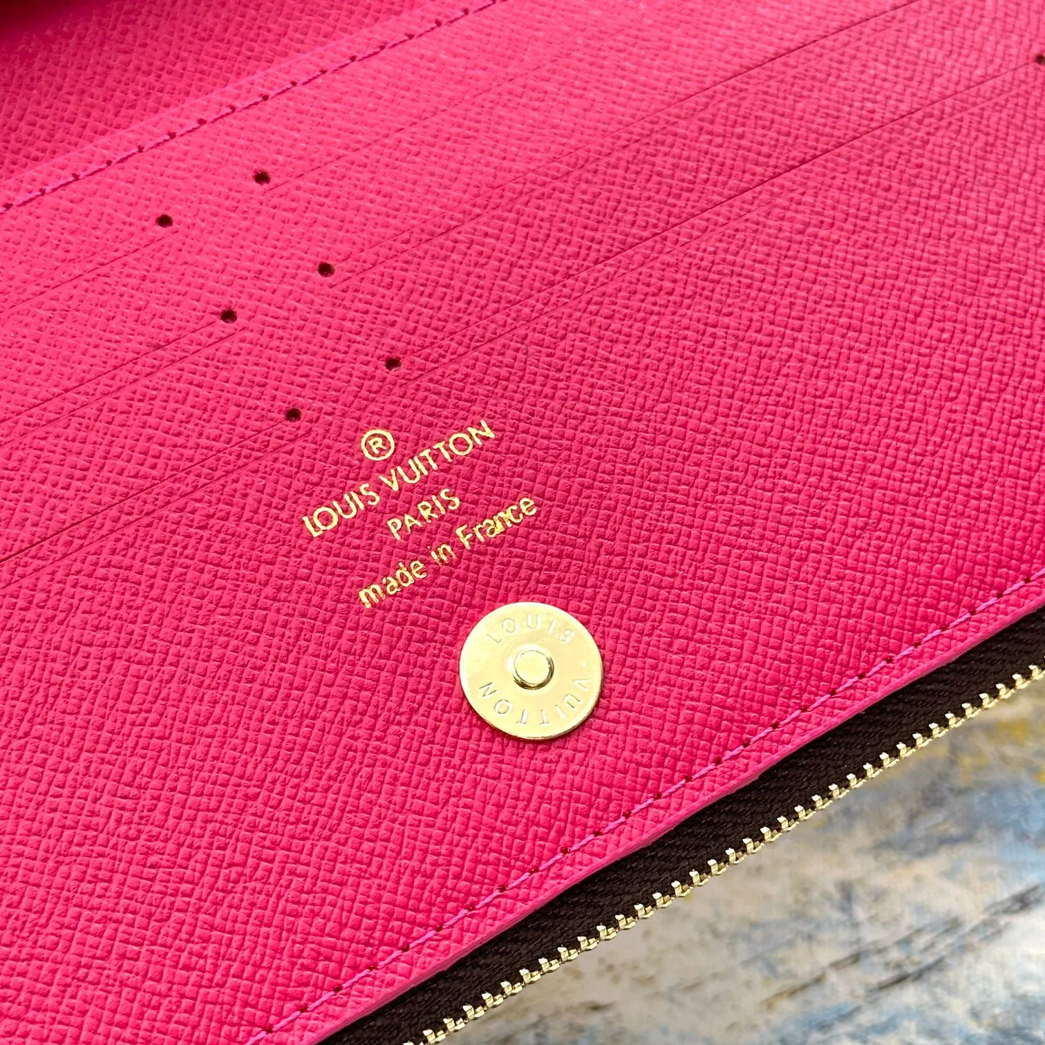 💰120 💎Top original version #Super practical, still popular# Official website synchronized version! Combining Louis Vuitton's classic Monogram canvas material with a bright colored leather lining, the stylish Adele wallet features a modern thin design, two leather zippers and a magnetic clasp for easy opening. It also works as a clutch. 12 credit card slots, 2 zippered compartments for coins or a smartphone, 2 flat interior pockets, embossed cowhide leather lining, shiny gold-tone hardware. ❤️Model: M61269 Size 21x9x2.