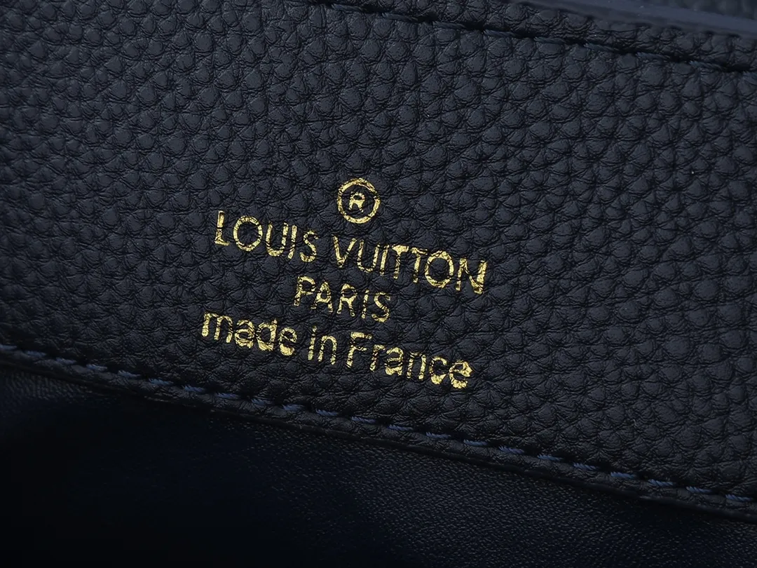 💰440💰Guangzhou goods Upgraded from the original M14381 M14970 M14393 M14972 M14971 This Capucines BB handbag quotes the design elements of the Harmony series and tells the inspiration of the Monogram flower with a gorgeous chain. The Taurillon cow leather body is embellished with a resin-coated LV logo, and the flap can be opened externally or internally to reveal a neat interior with multiple pockets. Dimensions: 27.0 x 17.3 x 9.0 cm (length x height x width)