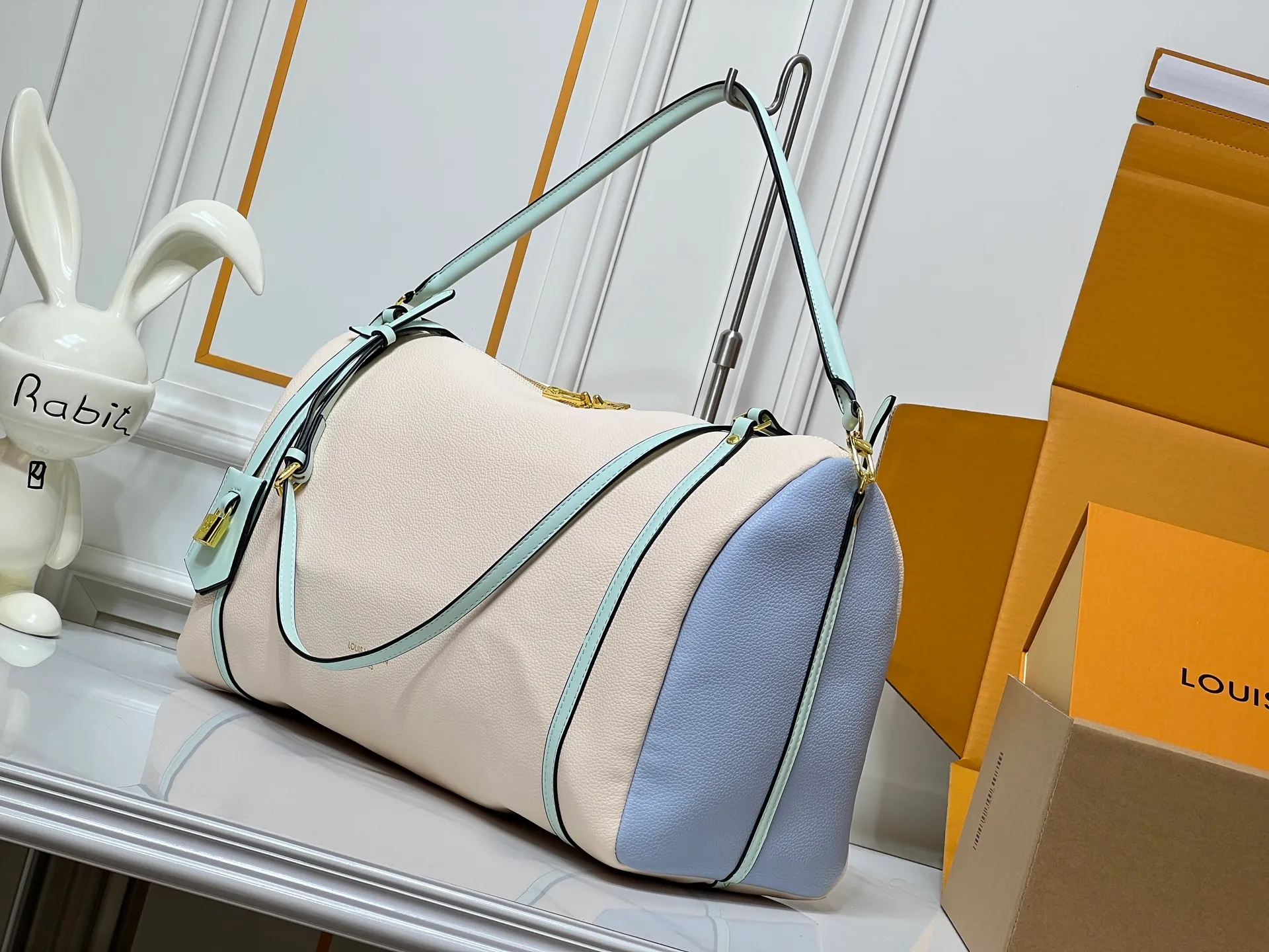 Batch 300💰Upgraded original M26037 M26451 M26359 M26397 M26358 M26039 M26905 M26360 M13668 M13667 This large Express Travel handbag injects a gentle atmosphere into the classic Keepall handbag, highlighting Nicolas Ghesquière's keen insight into the rhythm of urban travel. Made from fine-grained cowhide leather with Monogram canvas elements, the soft construction offers plenty of space, and the adjustable handle and removable rolled-leather handle allow for flexible carrying. Dimensions: 45 x 20 x 27 (cm) ((length x height x width)