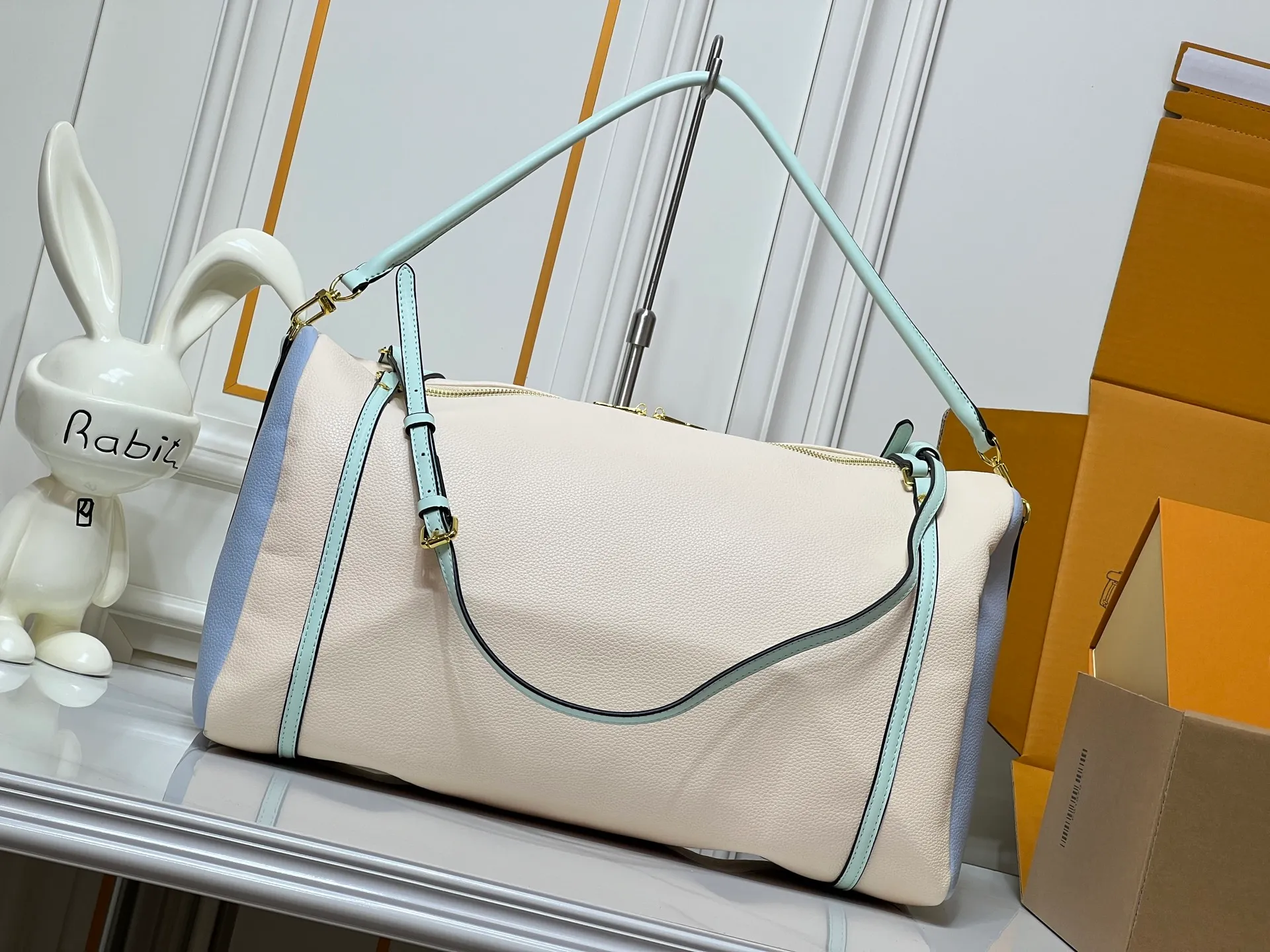 Batch 300💰Upgraded original M26037 M26451 M26359 M26397 M26358 M26039 M26905 M26360 M13668 M13667 This large Express Travel handbag injects a gentle atmosphere into the classic Keepall handbag, highlighting Nicolas Ghesquière's keen insight into the rhythm of urban travel. Made from fine-grained cowhide leather with Monogram canvas elements, the soft construction offers plenty of space, and the adjustable handle and removable rolled-leather handle allow for flexible carrying. Dimensions: 45 x 20 x 27 (cm) ((length x height x width)