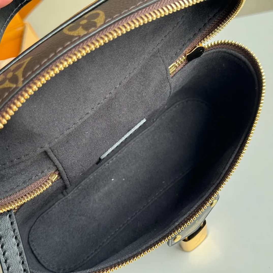 p1960 [equipped with counter mb full package] Vanity Chain Pouch handbag, special grade all-steel M47125 presbyopic rhombus decoded chip version, exclusive duty-free channel. This handbag draws inspiration from the classic cosmetic case, and the Monogram canvas interprets the spirit of travel. The top handle and detachable braided chain are infused with leather elements, complementing the clean lines of the bag. The L-engraved padlock and leather key bag continue the iconic details. Model: M47125 Presbyopia Size: 19*11.5*6.5cm
