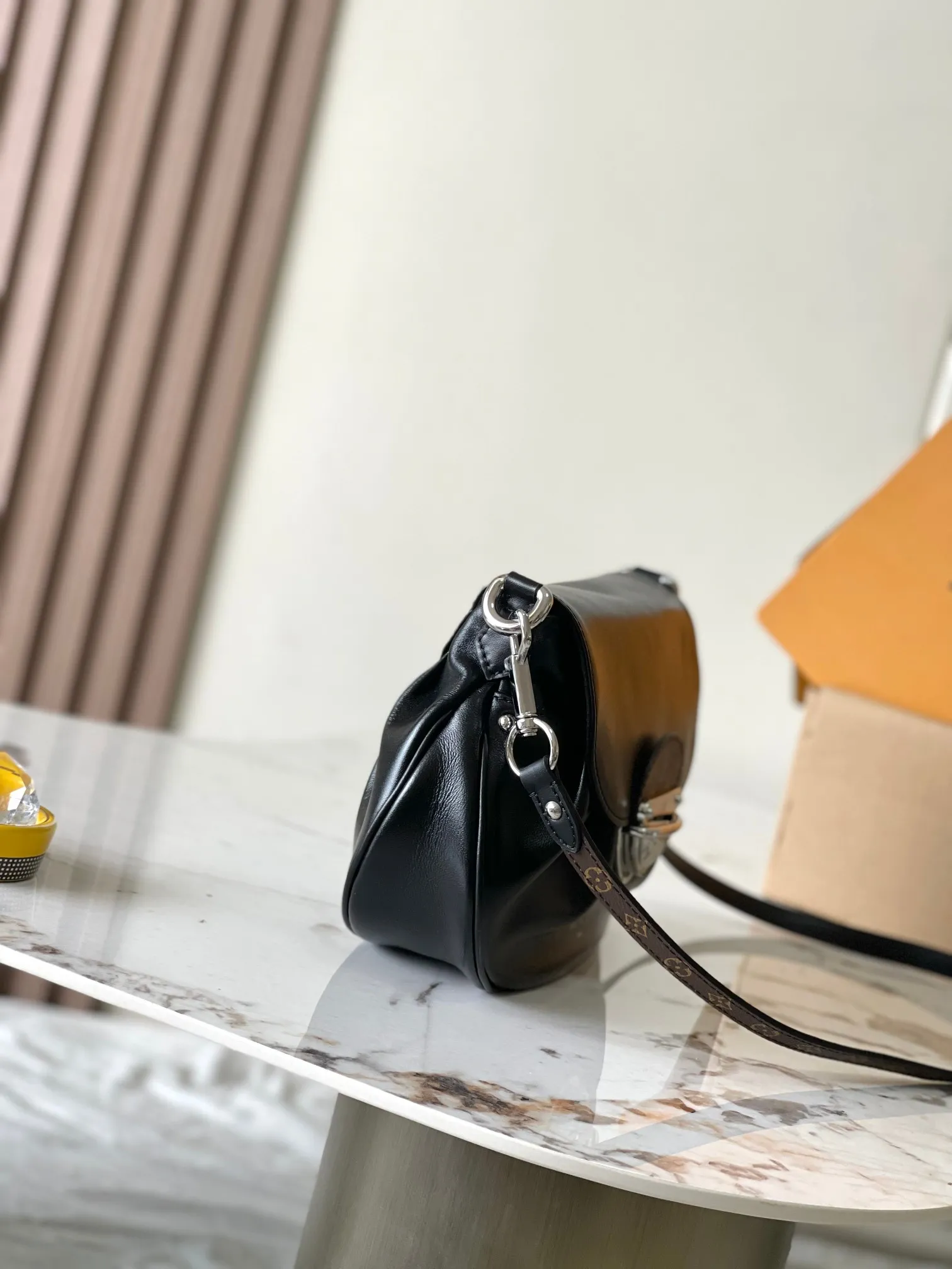 💰2160 [Special grade MB chip version original leather] Sunset Vibe handbag. Yingze sheep leather Model: M12192 black dynamic chip version Material: A-grade all-steel hardware, imported original fabric Packaging: full set of original factory duty-free MB packaging Size: 27*18*3CM