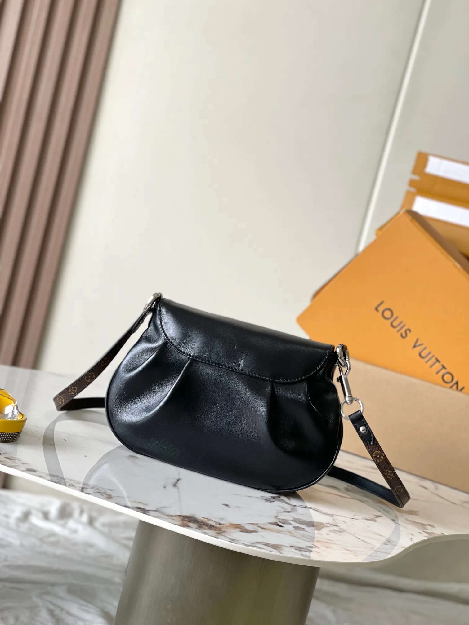 💰2160 [Special grade MB chip version original leather] Sunset Vibe handbag. Yingze sheep leather Model: M12192 black dynamic chip version Material: A-grade all-steel hardware, imported original fabric Packaging: full set of original factory duty-free MB packaging Size: 27*18*3CM