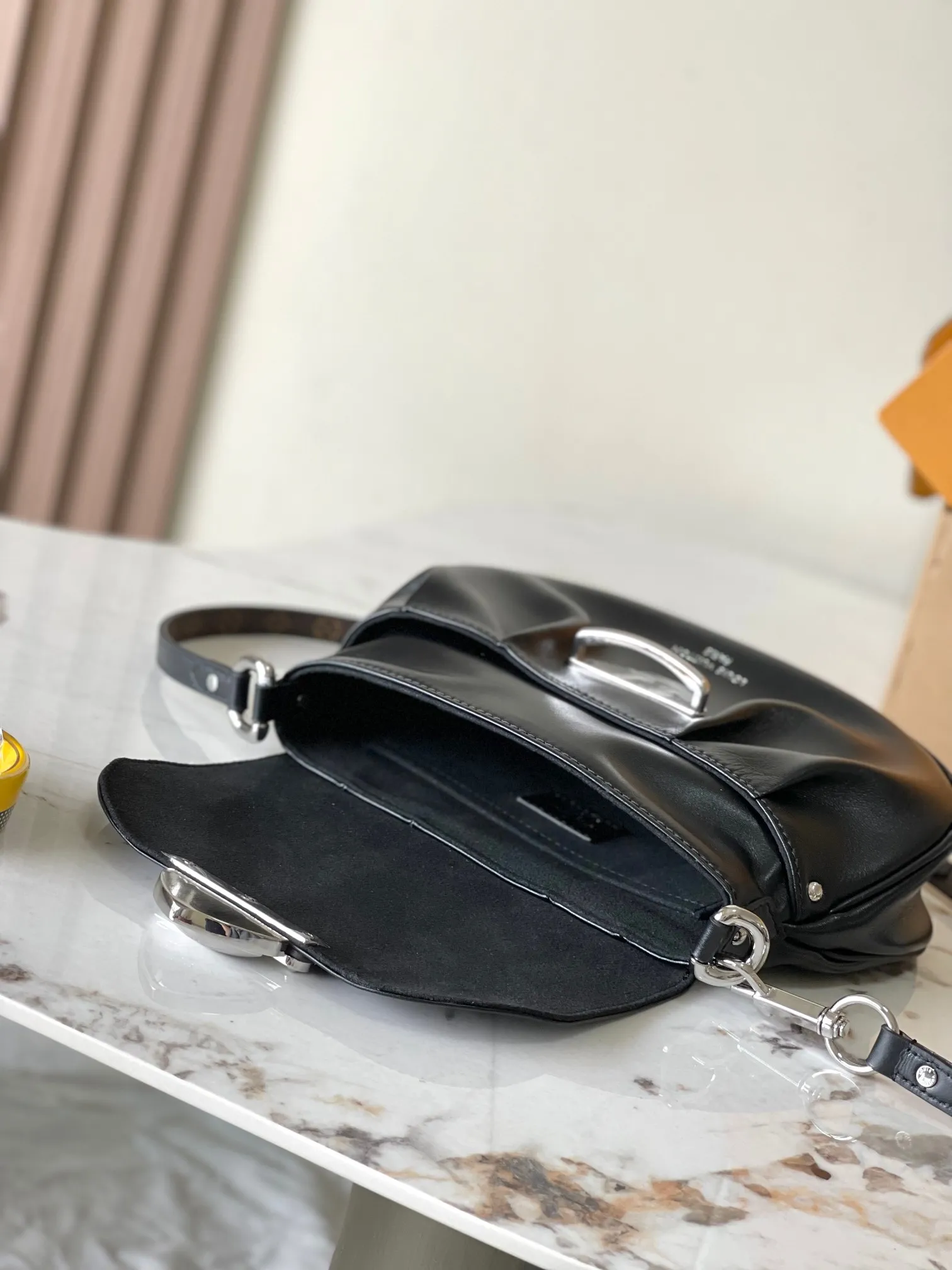 💰2160 [Special grade MB chip version original leather] Sunset Vibe handbag. Yingze sheep leather Model: M12192 black dynamic chip version Material: A-grade all-steel hardware, imported original fabric Packaging: full set of original factory duty-free MB packaging Size: 27*18*3CM