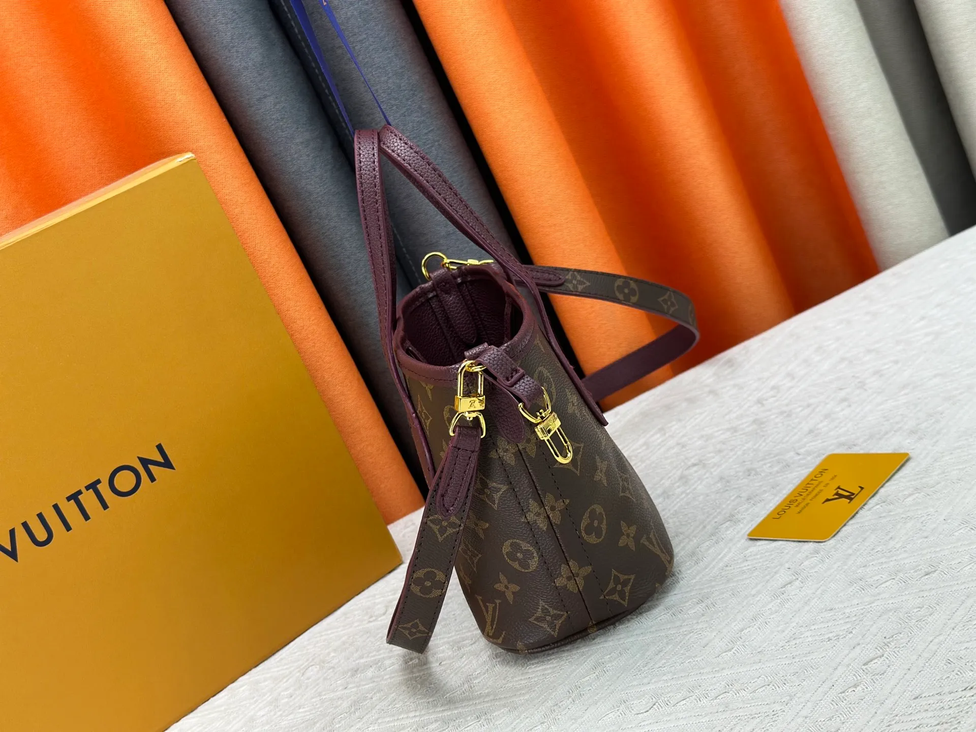 P250 M25656 M12099 Upgraded original Neverfull Bandouliere Inside Out BB handbag is a double-sided version of the classic design this season, with the front and back decorated with iconic Monogram canvas and grained leather. The removable zipper bag can be used alone or hung externally. The detachable shoulder strap makes it easy to wear cross-body, and the dazzling metal hardware adds a sophisticated detail. Dimensions: 26.5 × 16.5 × 11 cm