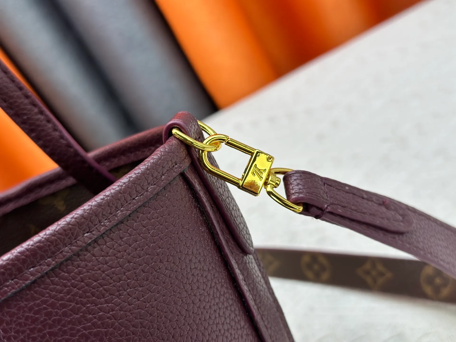 P250 M25656 M12099 Upgraded original Neverfull Bandouliere Inside Out BB handbag is a double-sided version of the classic design this season, with the front and back decorated with iconic Monogram canvas and grained leather. The removable zipper bag can be used alone or hung externally. The detachable shoulder strap makes it easy to wear cross-body, and the dazzling metal hardware adds a sophisticated detail. Dimensions: 26.5 × 16.5 × 11 cm