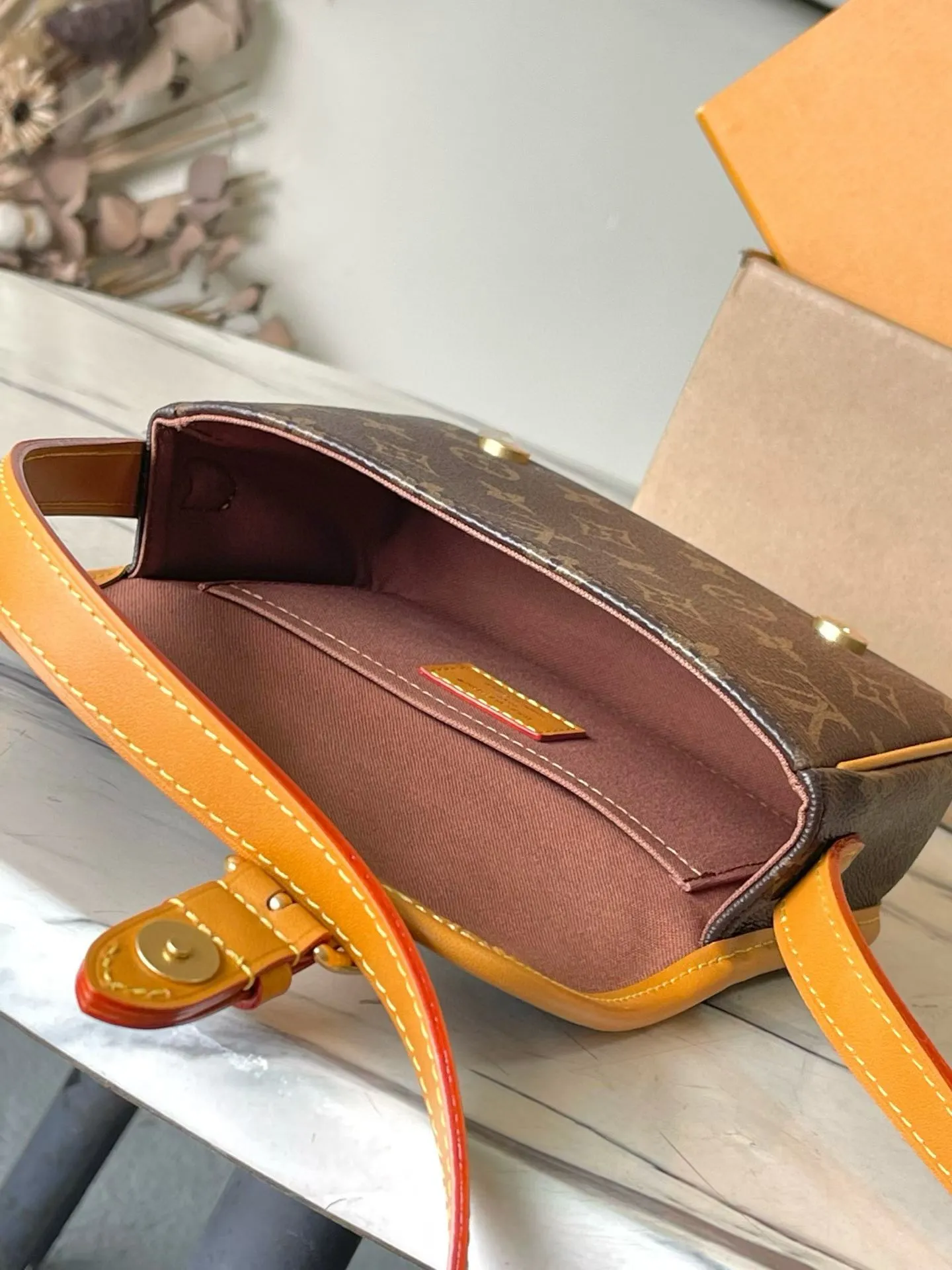 💰920 Top original order M26805 This Satchel mini handbag is from the Monogram Archive series. It has a soft Monogram canvas body with distressed leather trim and dazzling metal parts. The mini messenger bag is designed to hold daily necessities such as mobile phones and wallets. Adjustable shoulder straps ensure comfort when worn over the shoulder or across the body. Dimensions: 19.5 × 15 × 6 cm