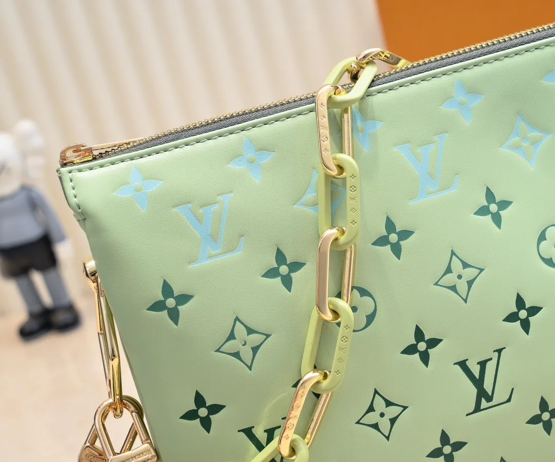 Batch 💰300 Top original model number M11225 23618 22896 57790 This small Coussin handbag is from the LVBy The Pool series. It is made of Monogram embossed sheep leather to show the watercolor effect Monogram print, echoing the elegant tones of the woven chain. There is a zippered pocket inside the compartment, and the detachable and adjustable double-sided wide shoulder strap makes it easy to carry. Dimensions: 26 x 20x12 cm (Length x Height x Width) Sheepskin Sheepskin trimmed with cow leather trimmed with metal hardware Internal compartment with zipper closure Holds a short wallet, smartphone, keys, headphones and lipstick Strap: removable, adjustable Half-length: 30.0cm Strap half-length adjustable to: 50.0cm Chain: removable Chain half-length: 27.0cm