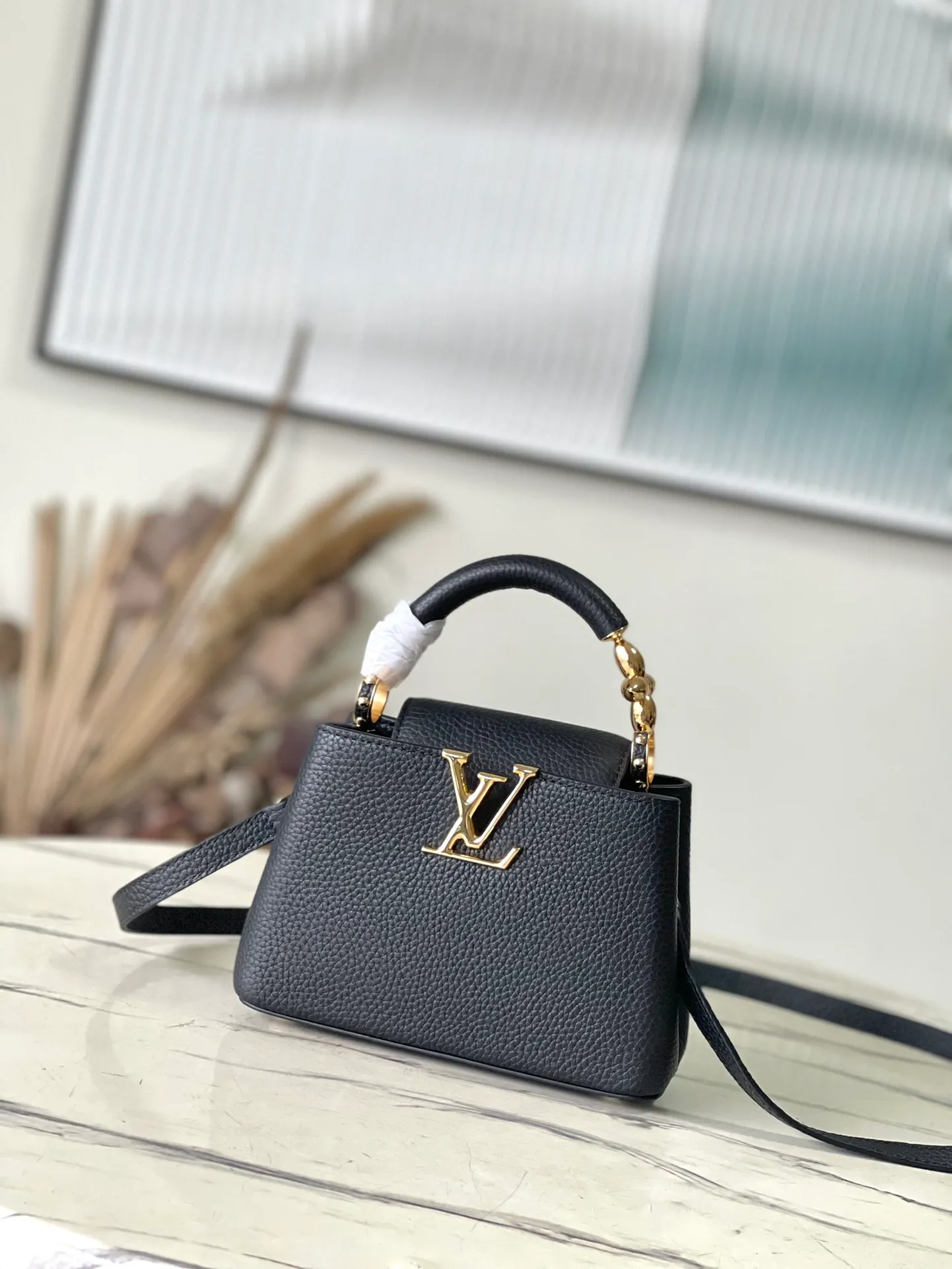 💰2160 (Special Grade Original Leather) M23943 Black Mini This Capucines mini handbag incorporates delicate Monogram flowers into the handle, and uses delicate brushstrokes to present the three-dimensional look of the LV logo, injecting dazzling luster into the soft design. Full-grain Taurillon leather has a compact shape that can hold a smartphone, short wallet and other small essentials. Dimensions: 21 × 14 × 8 cm