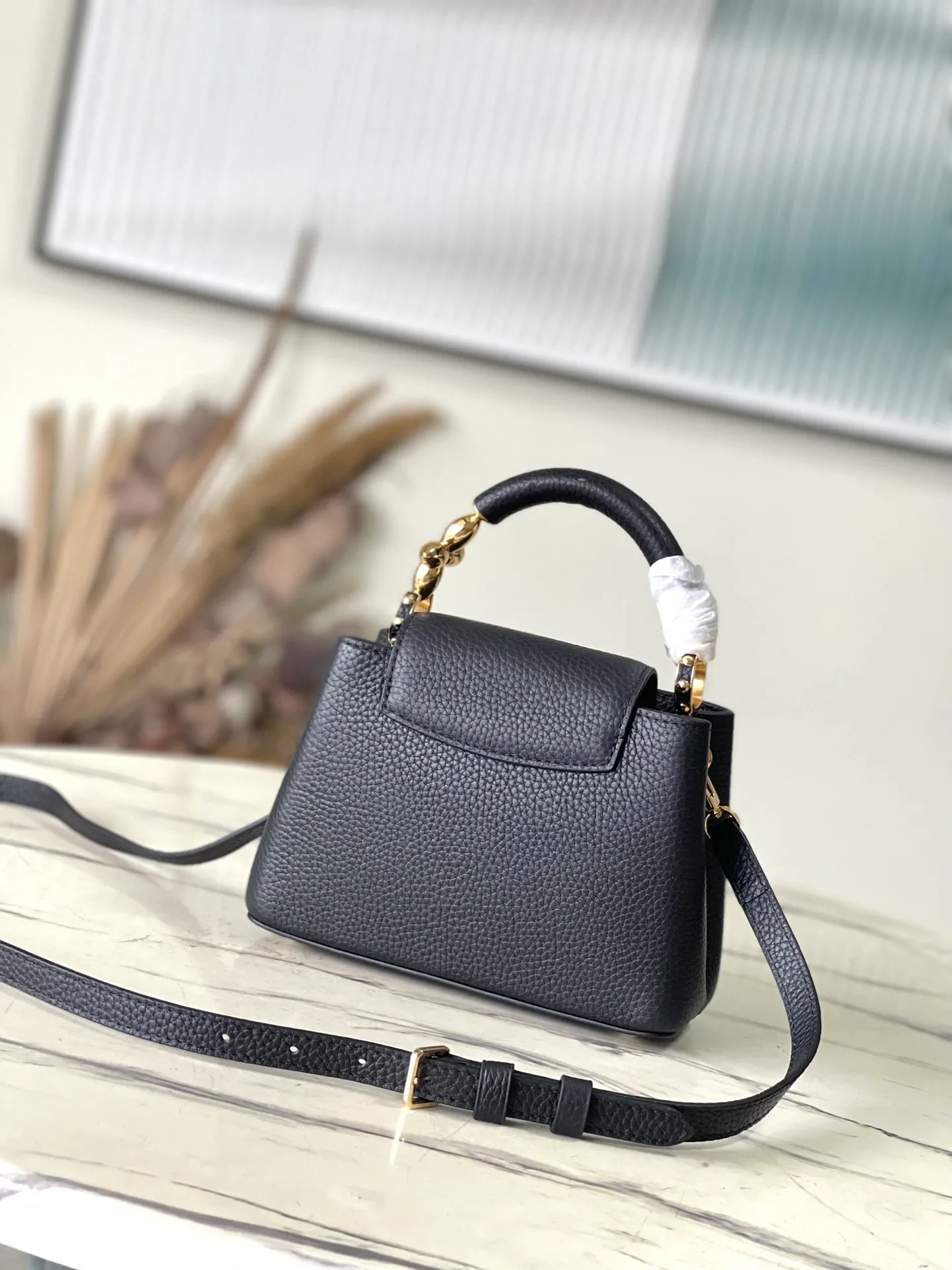 💰2160 (Special Grade Original Leather) M23943 Black Mini This Capucines mini handbag incorporates delicate Monogram flowers into the handle, and uses delicate brushstrokes to present the three-dimensional look of the LV logo, injecting dazzling luster into the soft design. Full-grain Taurillon leather has a compact shape that can hold a smartphone, short wallet and other small essentials. Dimensions: 21 × 14 × 8 cm
