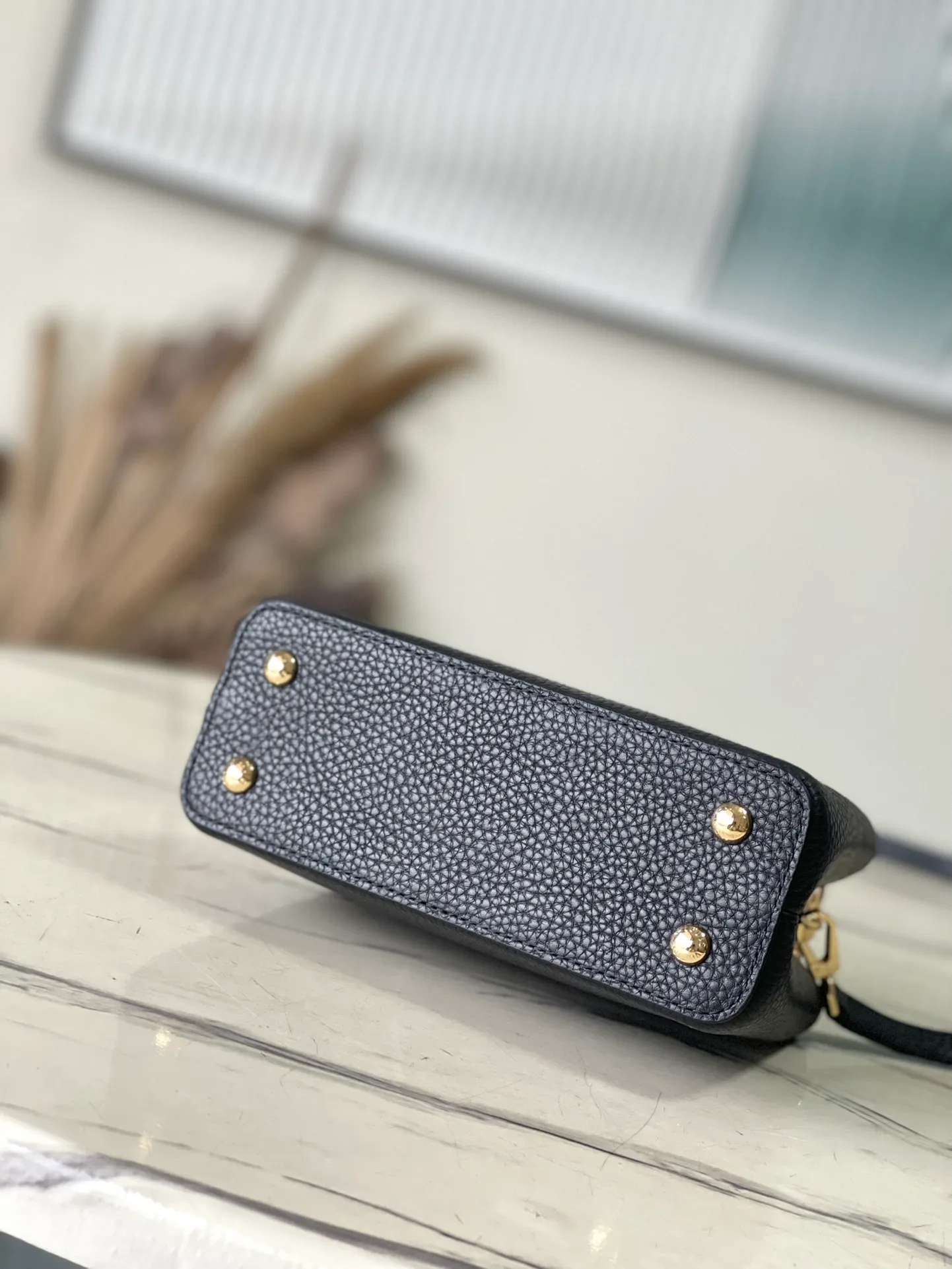 💰2160 (Special Grade Original Leather) M23943 Black Mini This Capucines mini handbag incorporates delicate Monogram flowers into the handle, and uses delicate brushstrokes to present the three-dimensional look of the LV logo, injecting dazzling luster into the soft design. Full-grain Taurillon leather has a compact shape that can hold a smartphone, short wallet and other small essentials. Dimensions: 21 × 14 × 8 cm