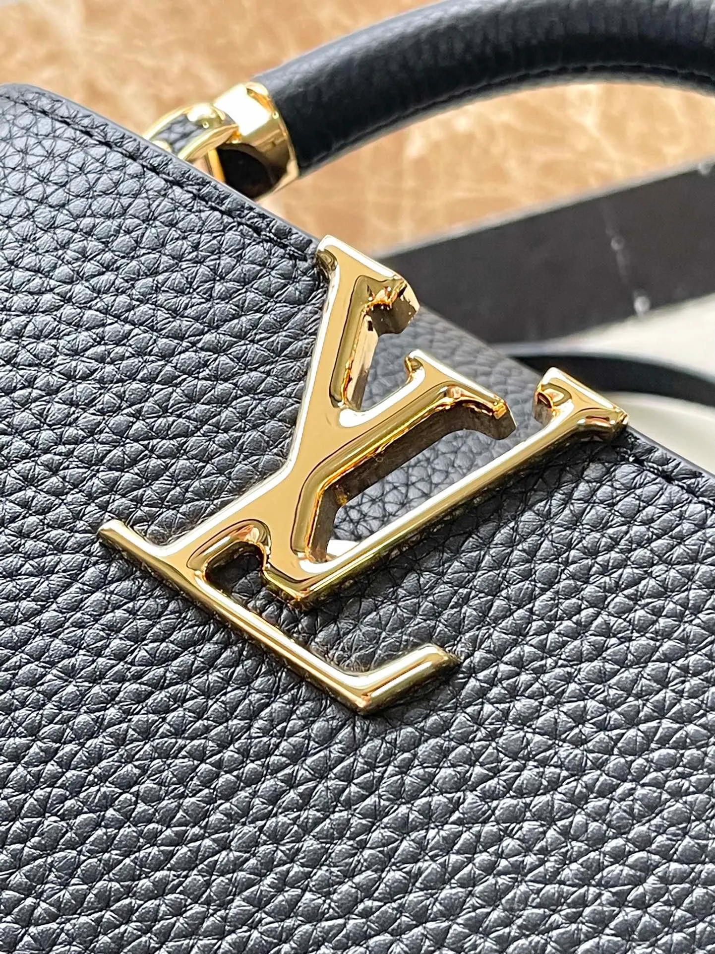💰2160 (Special Grade Original Leather) M23943 Black Mini This Capucines mini handbag incorporates delicate Monogram flowers into the handle, and uses delicate brushstrokes to present the three-dimensional look of the LV logo, injecting dazzling luster into the soft design. Full-grain Taurillon leather has a compact shape that can hold a smartphone, short wallet and other small essentials. Dimensions: 21 × 14 × 8 cm