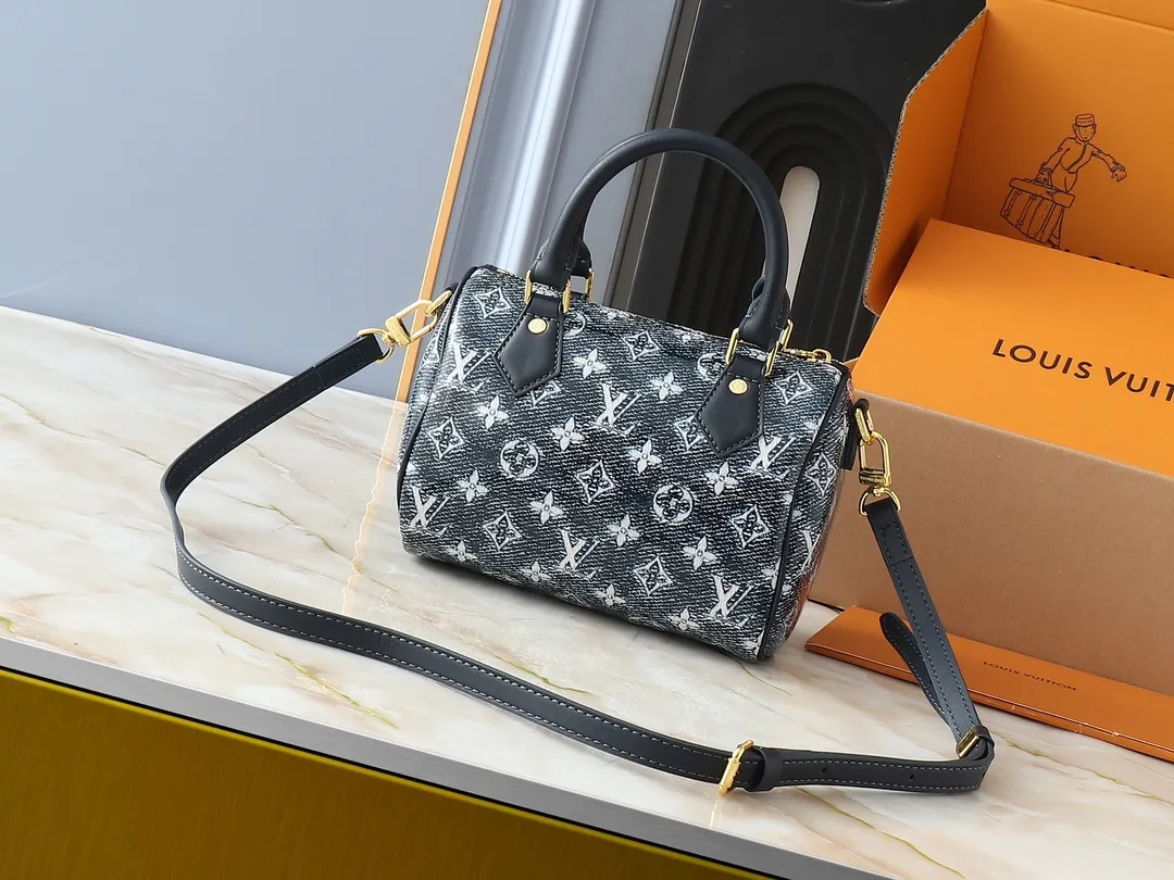 💰280💰Upgraded from the original M23069, this Speedy Bandoulière 20 handbag is made of seasonal Monoglam fabric to create an eye-catching structure. The fabric is cut from Monogram jacquard canvas woven with cotton and decorative threads, and coated with a metallic sheen. The fabric's holographic tones change color under the light, and the leather trim creates a three-dimensional, sculptural quality. 20.5 x 13.5 x 12.0 cm (length x height x width)