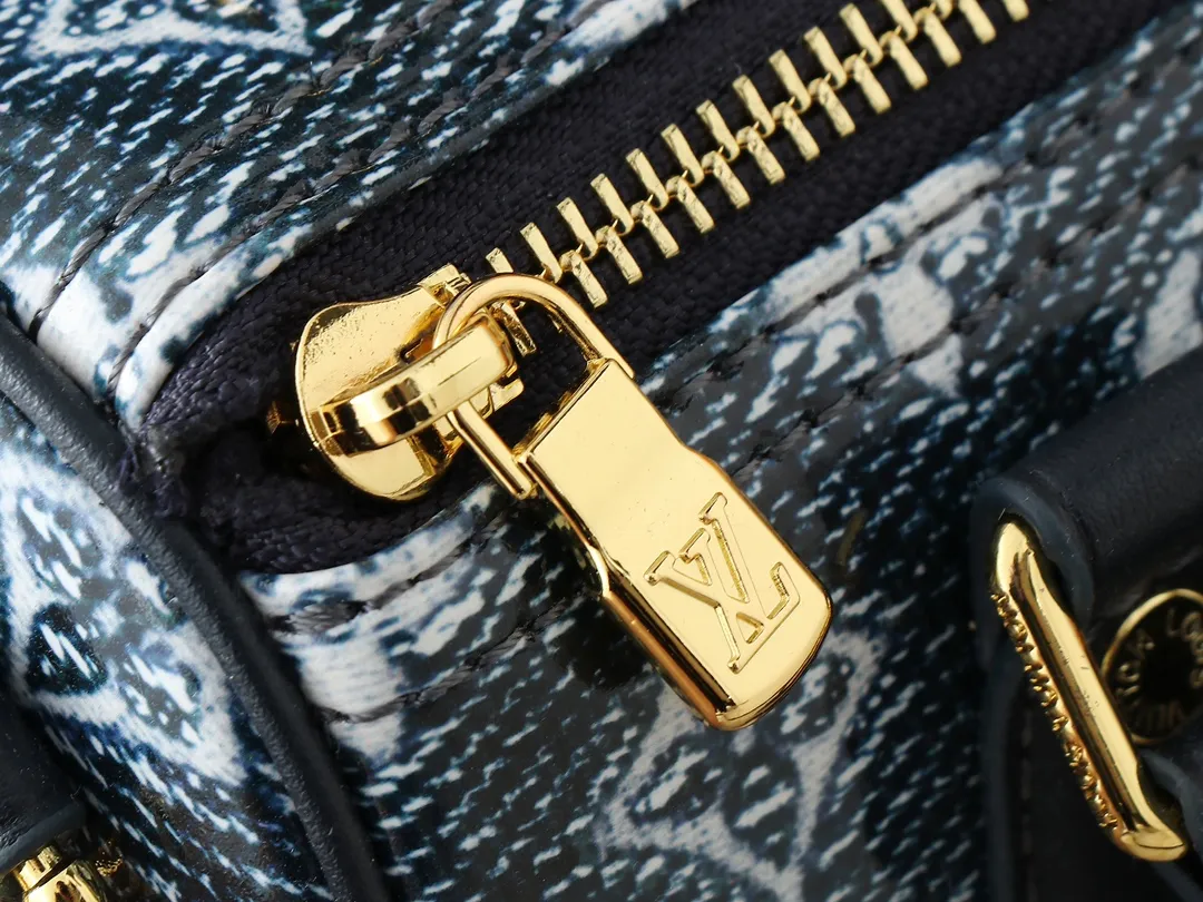 💰280💰Upgraded from the original M23069, this Speedy Bandoulière 20 handbag is made of seasonal Monoglam fabric to create an eye-catching structure. The fabric is cut from Monogram jacquard canvas woven with cotton and decorative threads, and coated with a metallic sheen. The fabric's holographic tones change color under the light, and the leather trim creates a three-dimensional, sculptural quality. 20.5 x 13.5 x 12.0 cm (length x height x width)
