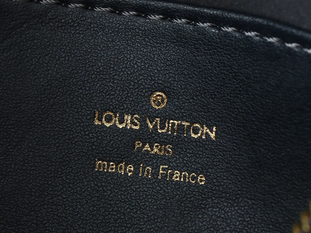 💰280💰Upgraded from the original M23069, this Speedy Bandoulière 20 handbag is made of seasonal Monoglam fabric to create an eye-catching structure. The fabric is cut from Monogram jacquard canvas woven with cotton and decorative threads, and coated with a metallic sheen. The fabric's holographic tones change color under the light, and the leather trim creates a three-dimensional, sculptural quality. 20.5 x 13.5 x 12.0 cm (length x height x width)